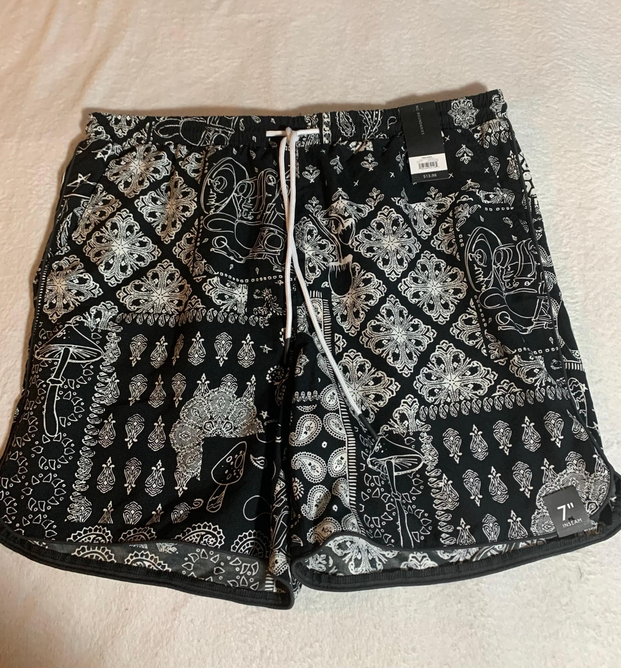 No Boundaries Men's Print Shorts
Size Large 
Color Black and White