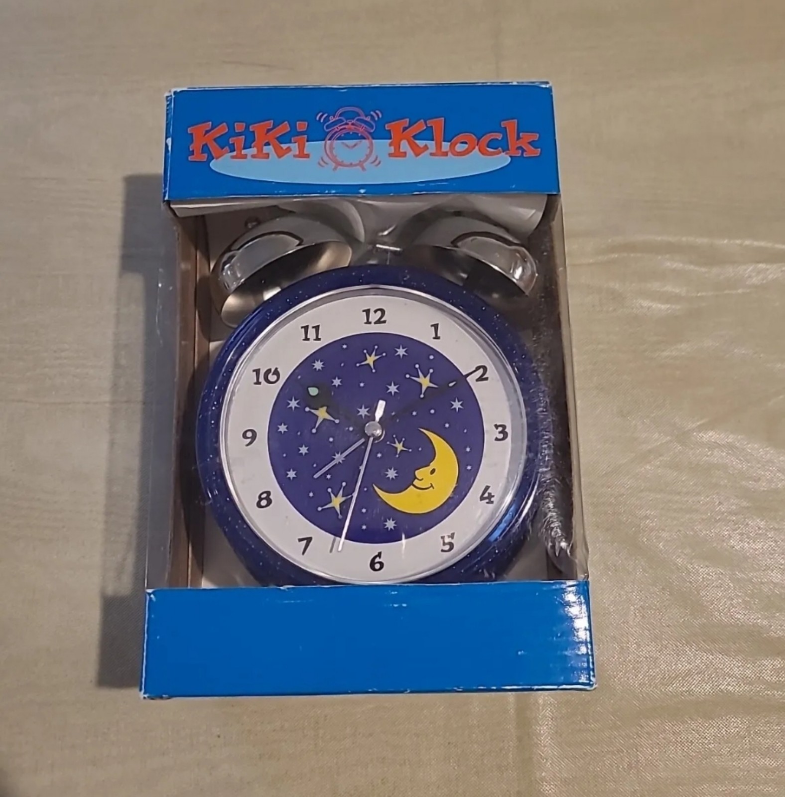 Vintage-Style Metal Table Clock Classic Double Bell Look. Kiki klock