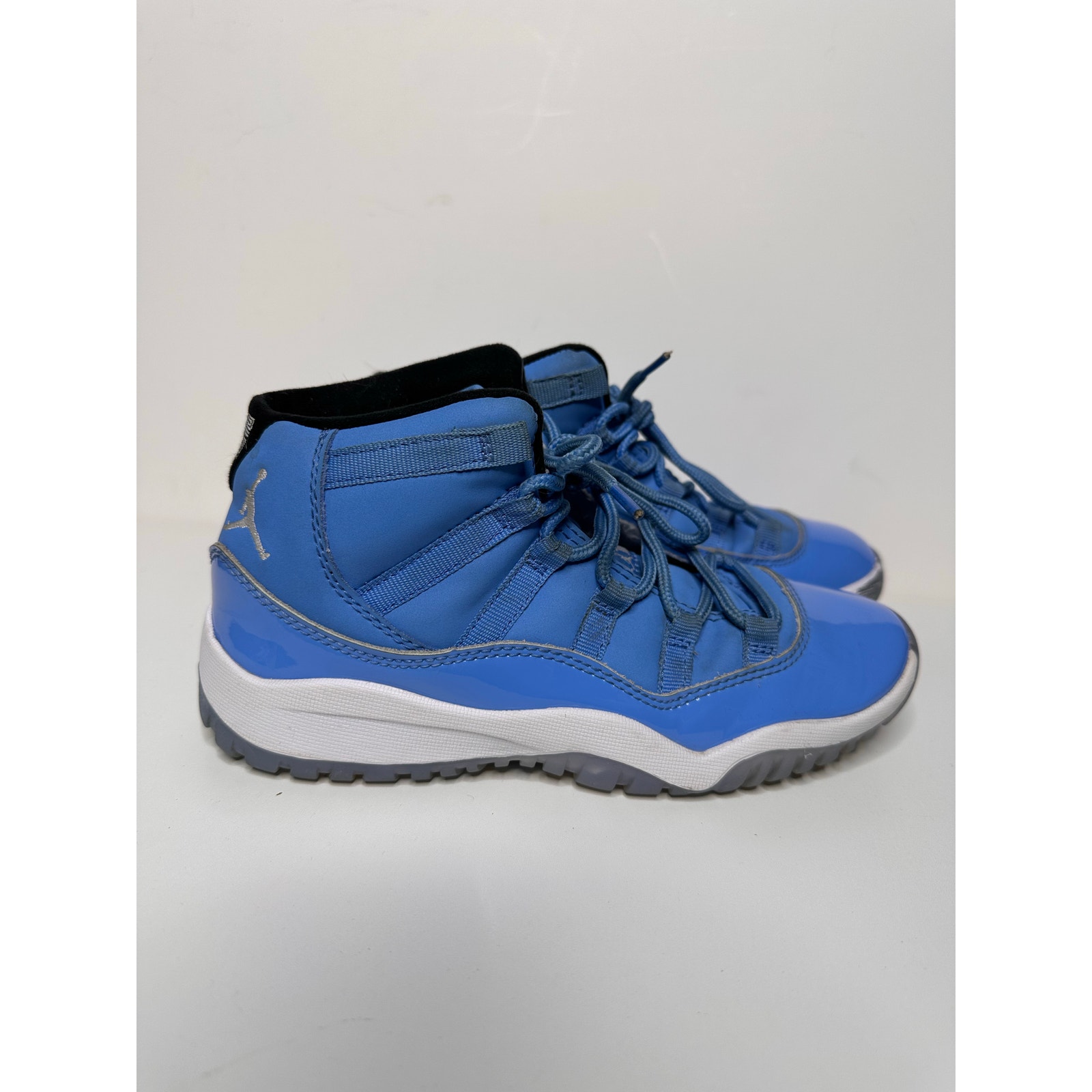 Air Jordan Retro 11 Pantone Kids Youth 689479-401 Carolina Blue size 2.5Y