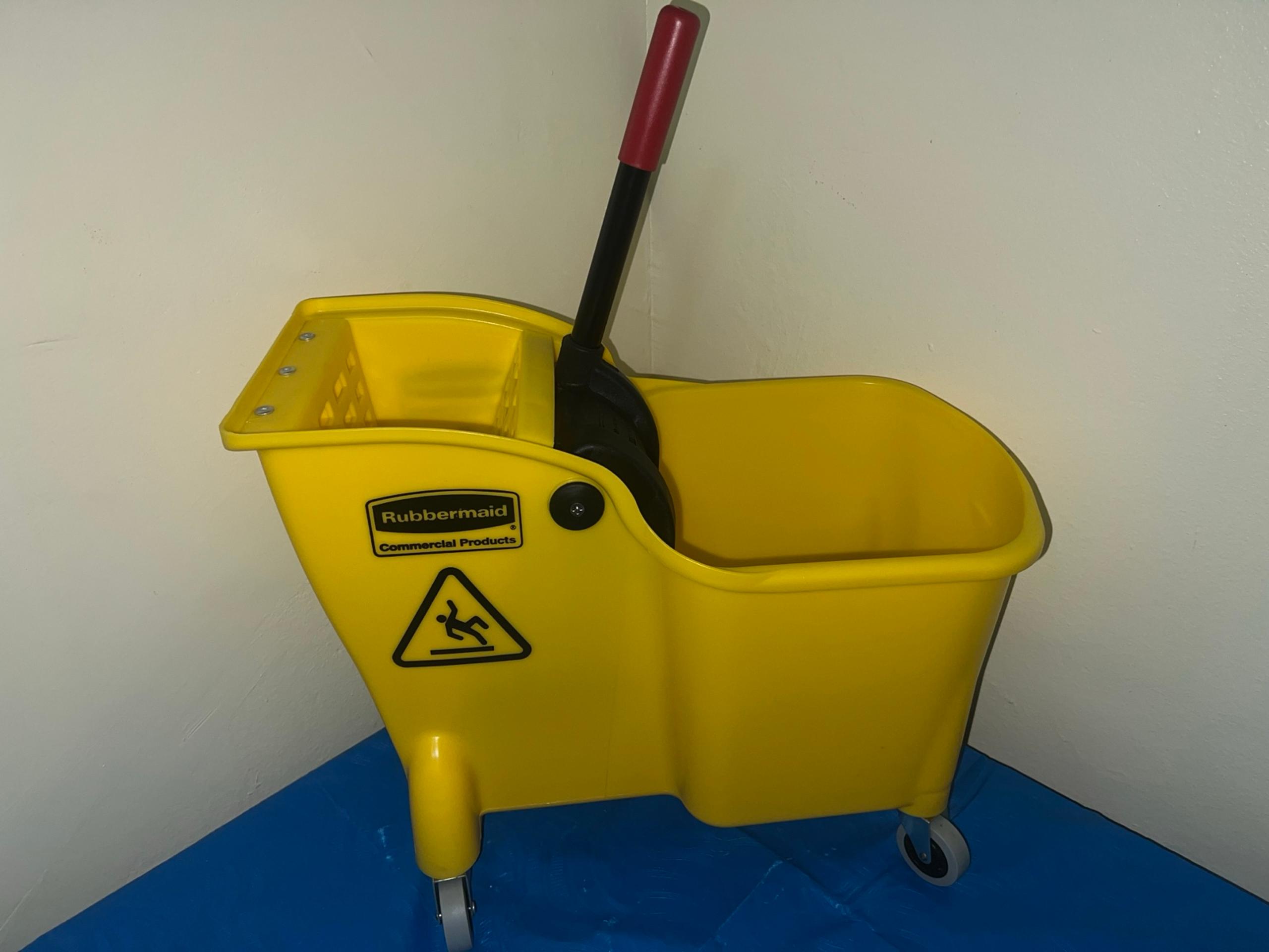Rubbermaid 31qt mop bucket like new