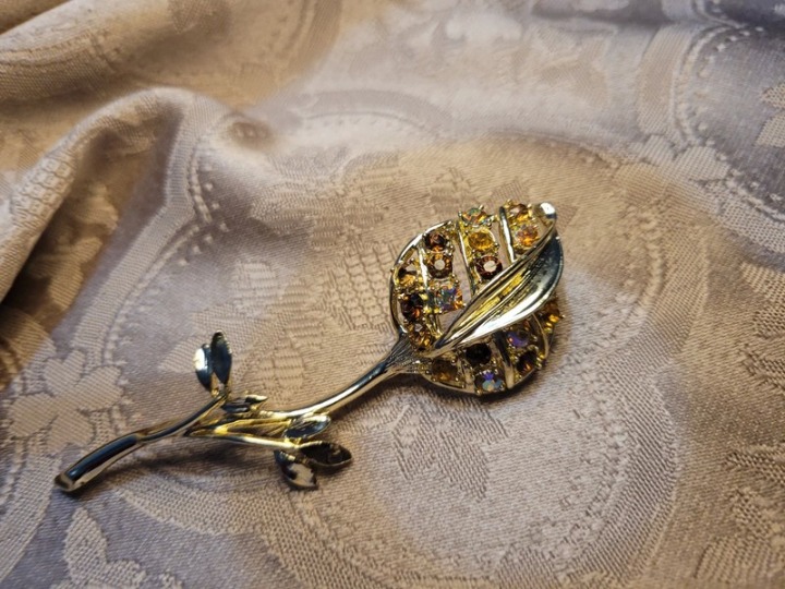 Vintage goldtone tulip brooch
