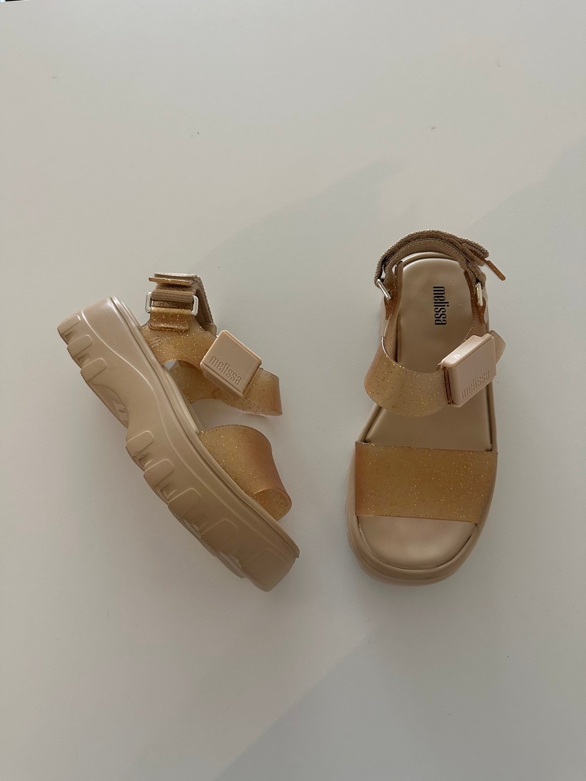 Melissa Kick Off Sandal Platforms Beige Gold Glitter US 5 Adustable Fairy

Reall