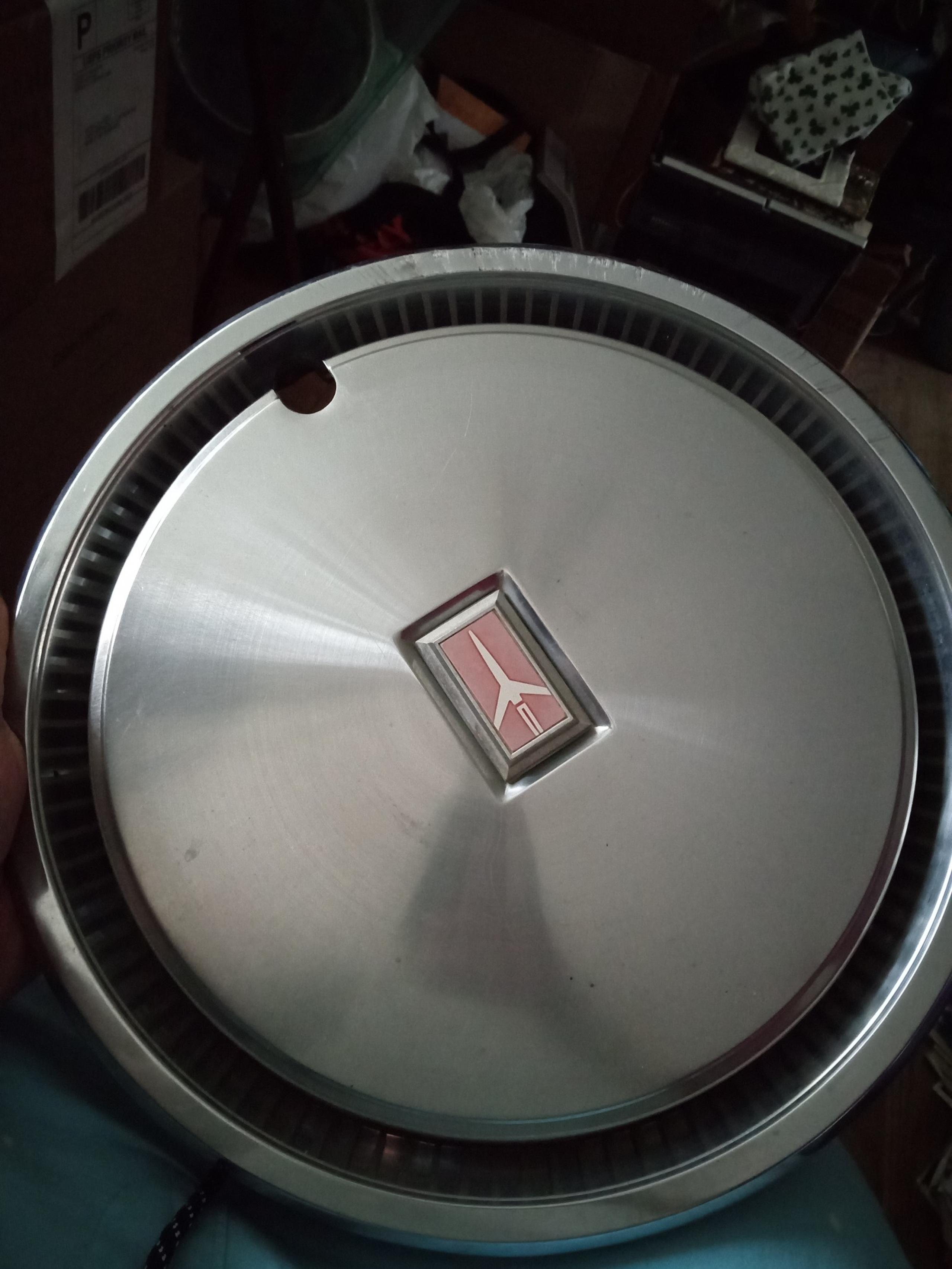 13" Oldsmobile cutlass Cierra hubcap