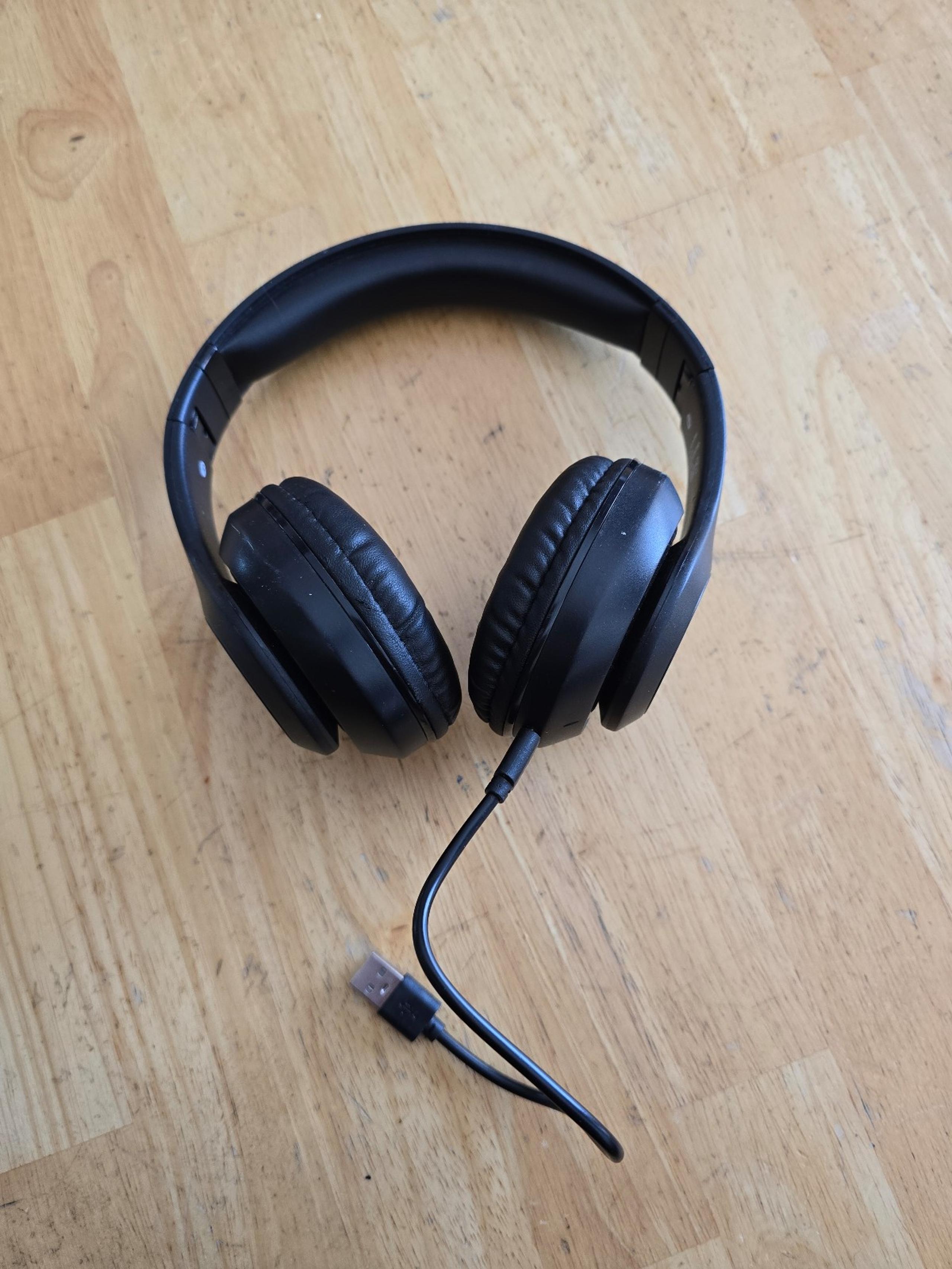 Polaroid Over Ear Bluetooth headphones. Model PBTHPFB