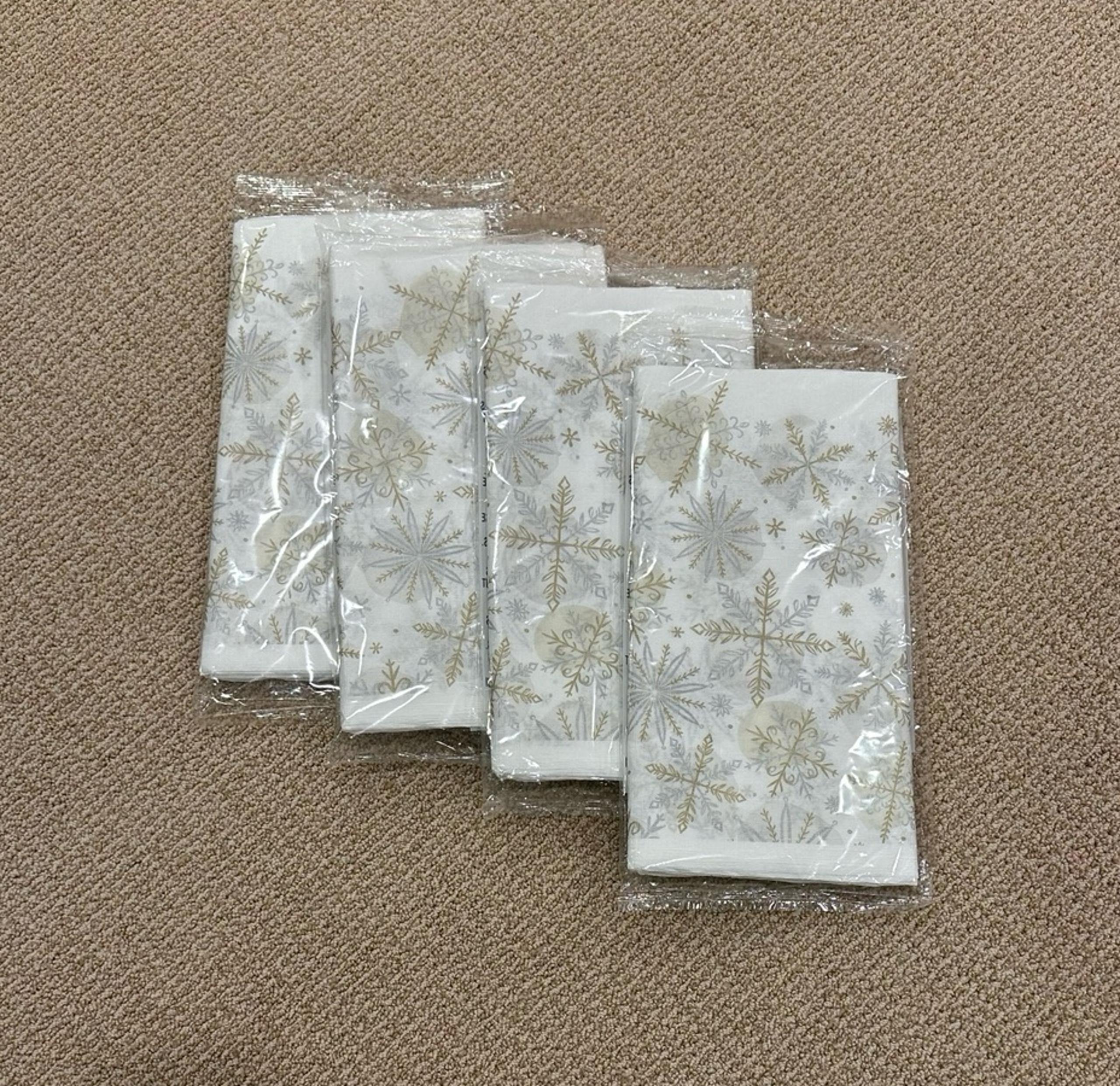 NWT PAPER TABLECOVER MANTEL/NAPPE - 4 Count