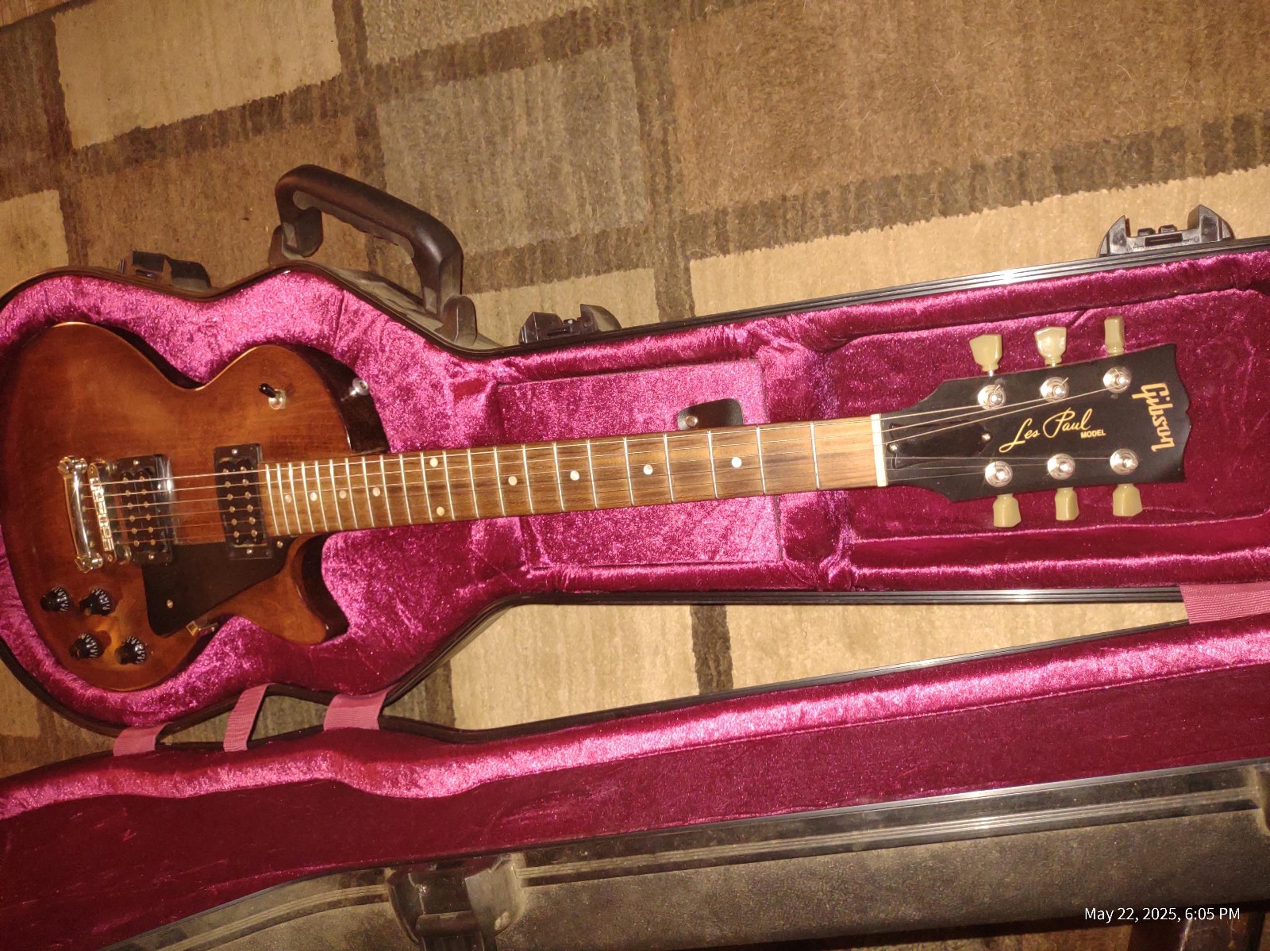 *INCLUDES CASE*Gibson Les Paul Studio Electric Guitar CHERRY WOOD GRAIN