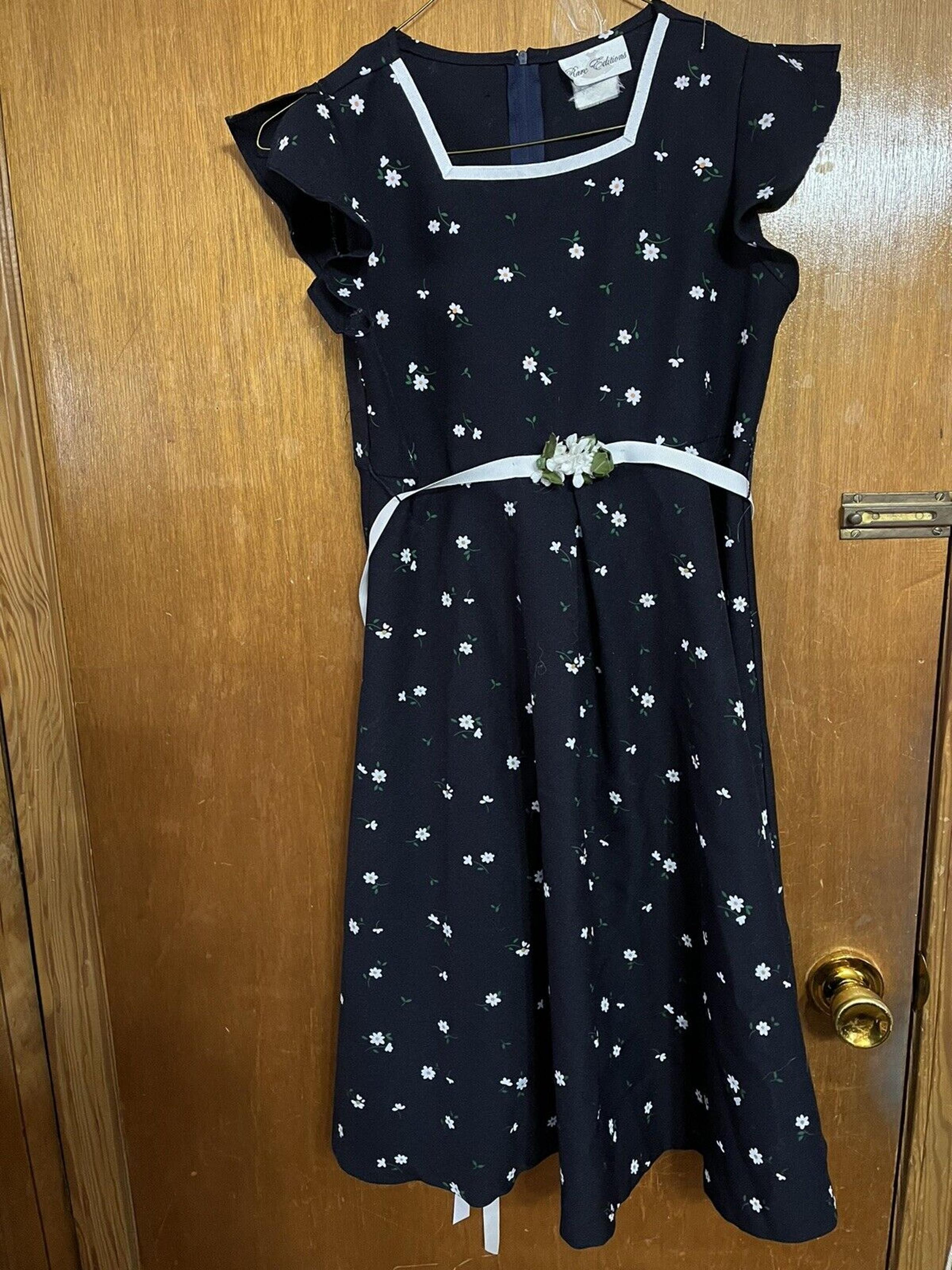 Girl’s Size 10 Rare Edition Navy Dress With Daisies