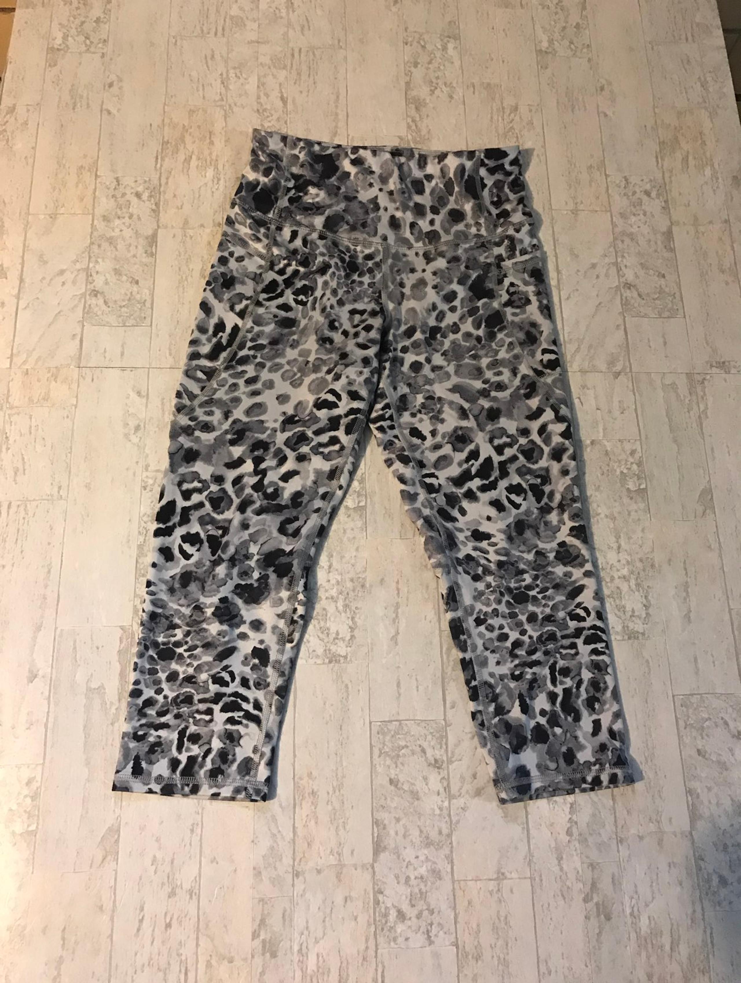Printed grey champion capri leggings