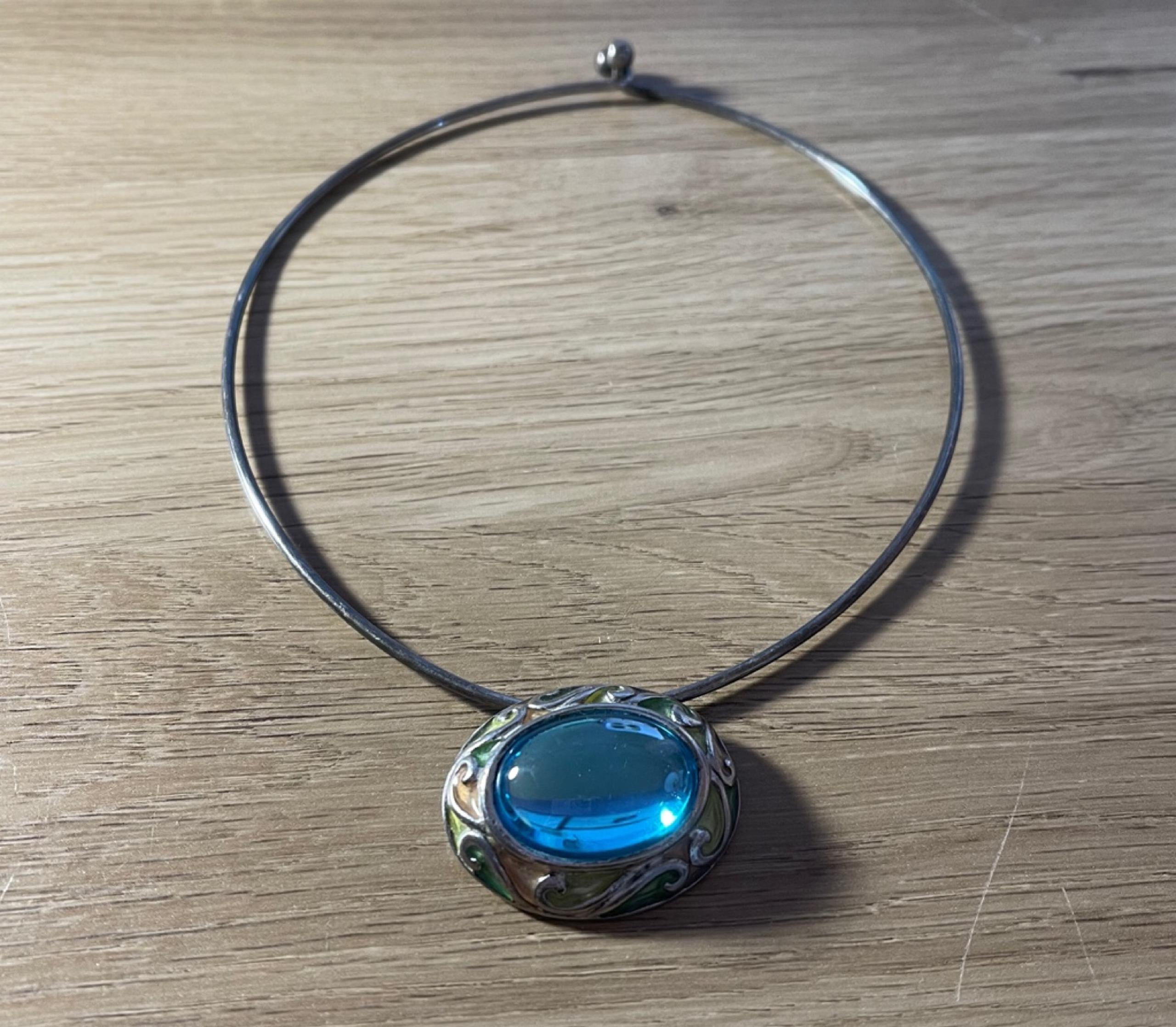 GIVENCHY ROUND PENDANT NECKLACE WOMENS