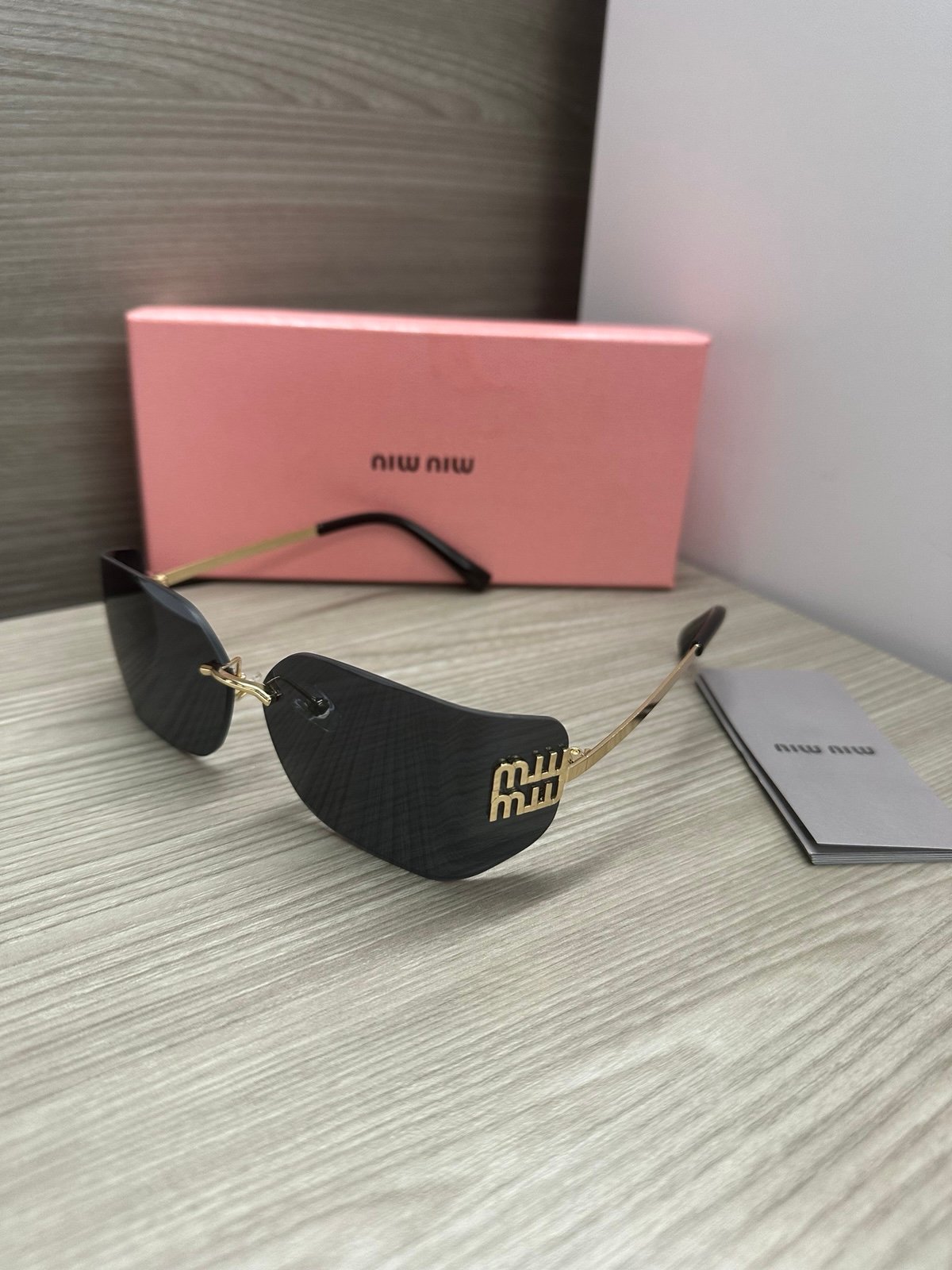 大割引 Miu Miu Sunglasses 小物