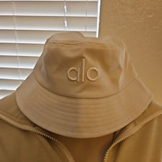 New with tags Alo Yoga Weekender Beige Bucket Hat one size