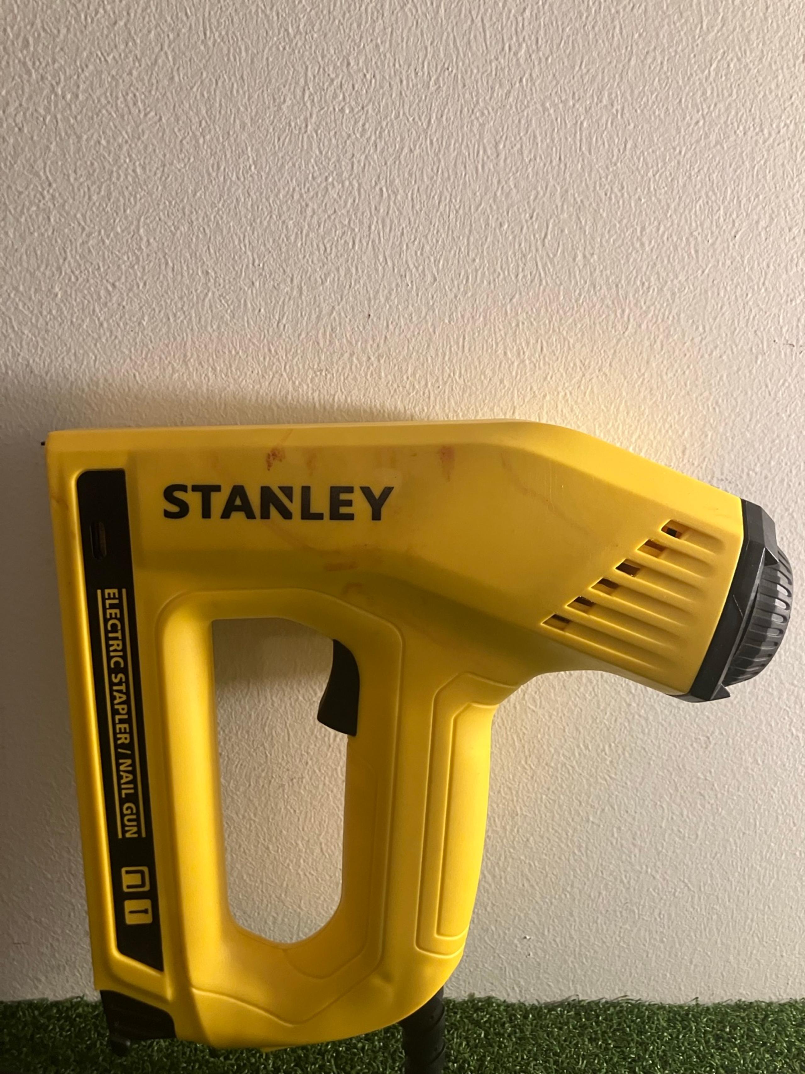 Stanley Electric Staple Gun w/ 4 packs Arrow Staples 9/16”
