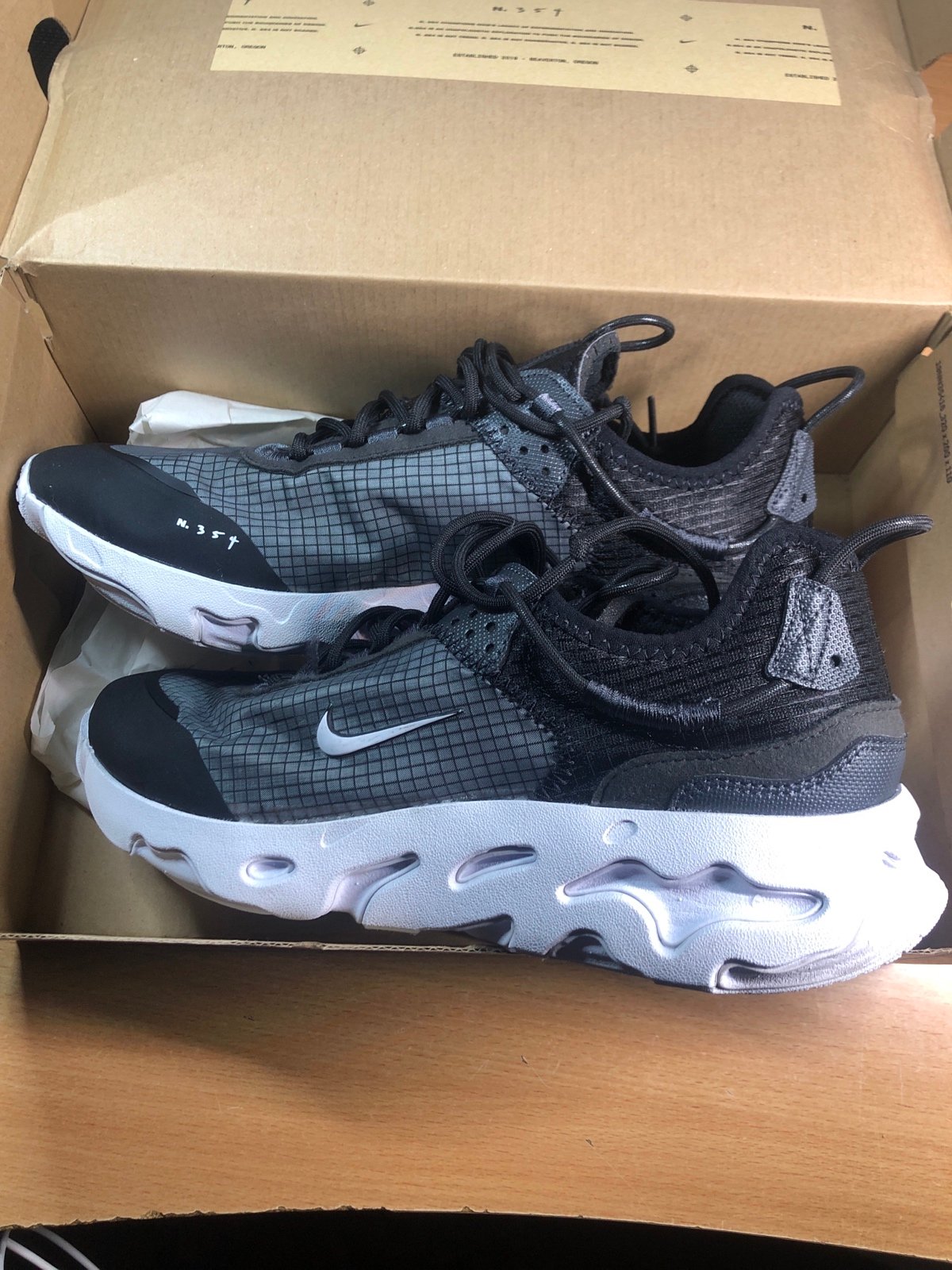Nike React Live Mens 8 Black/White/Dk Smoke Gray Running Shoes CV1772
