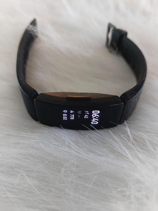 Fitbit HR and charging cable