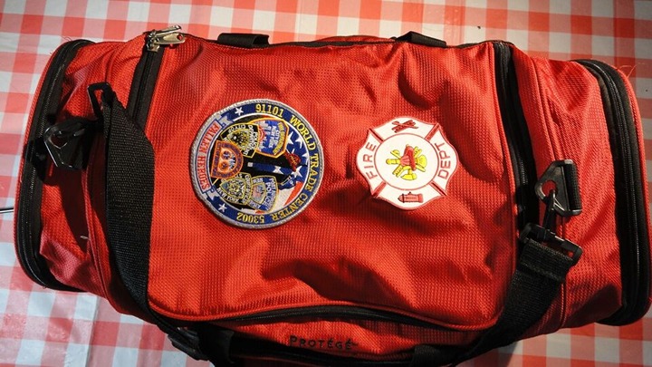22x11 COLLECTIBLE FIRE DEPARTMENT DUFFEL w/911 FALLEN HEROES & FD PATCH SV 2654