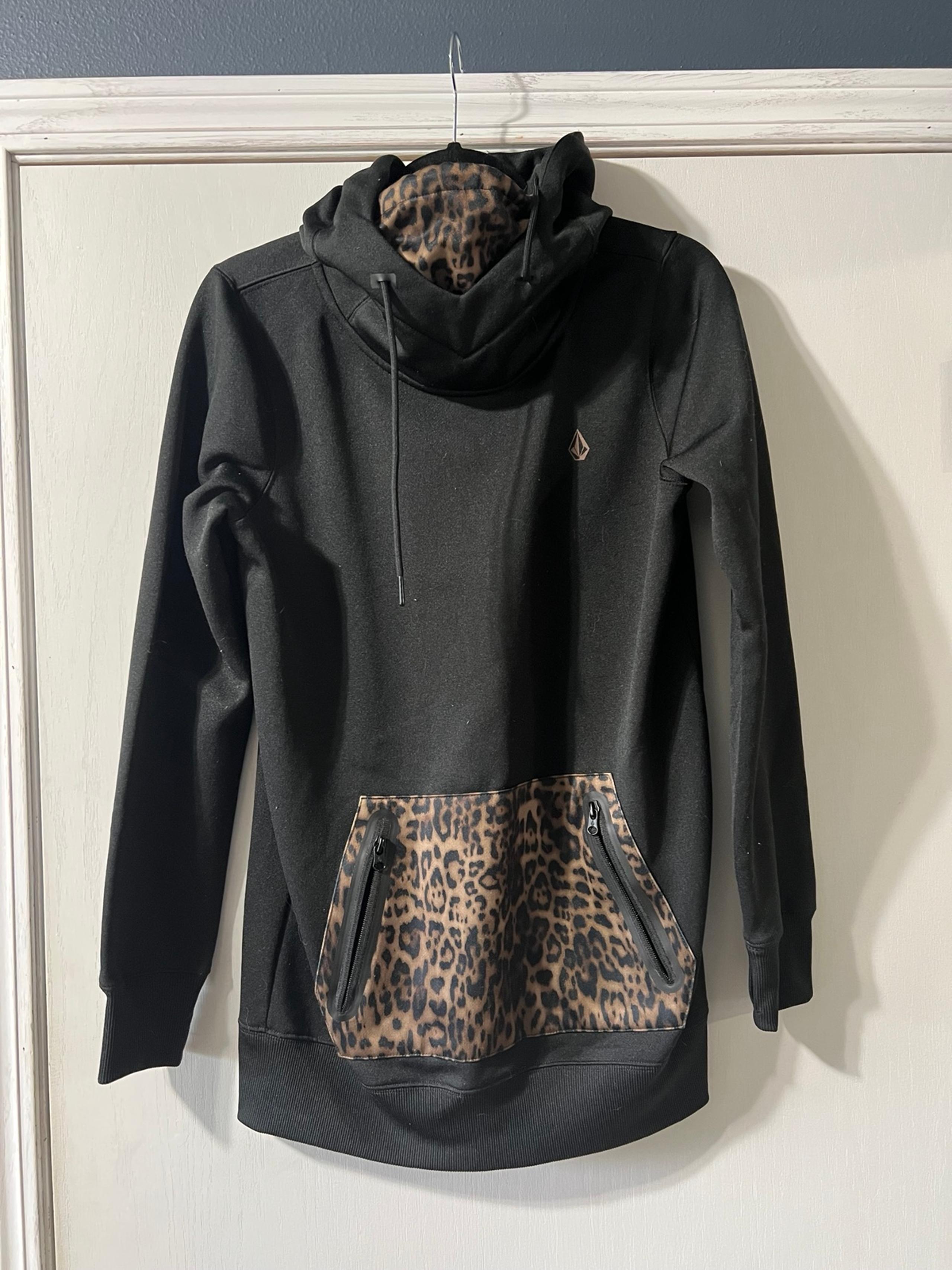 Small volcom snowboarding hoodie with face shield