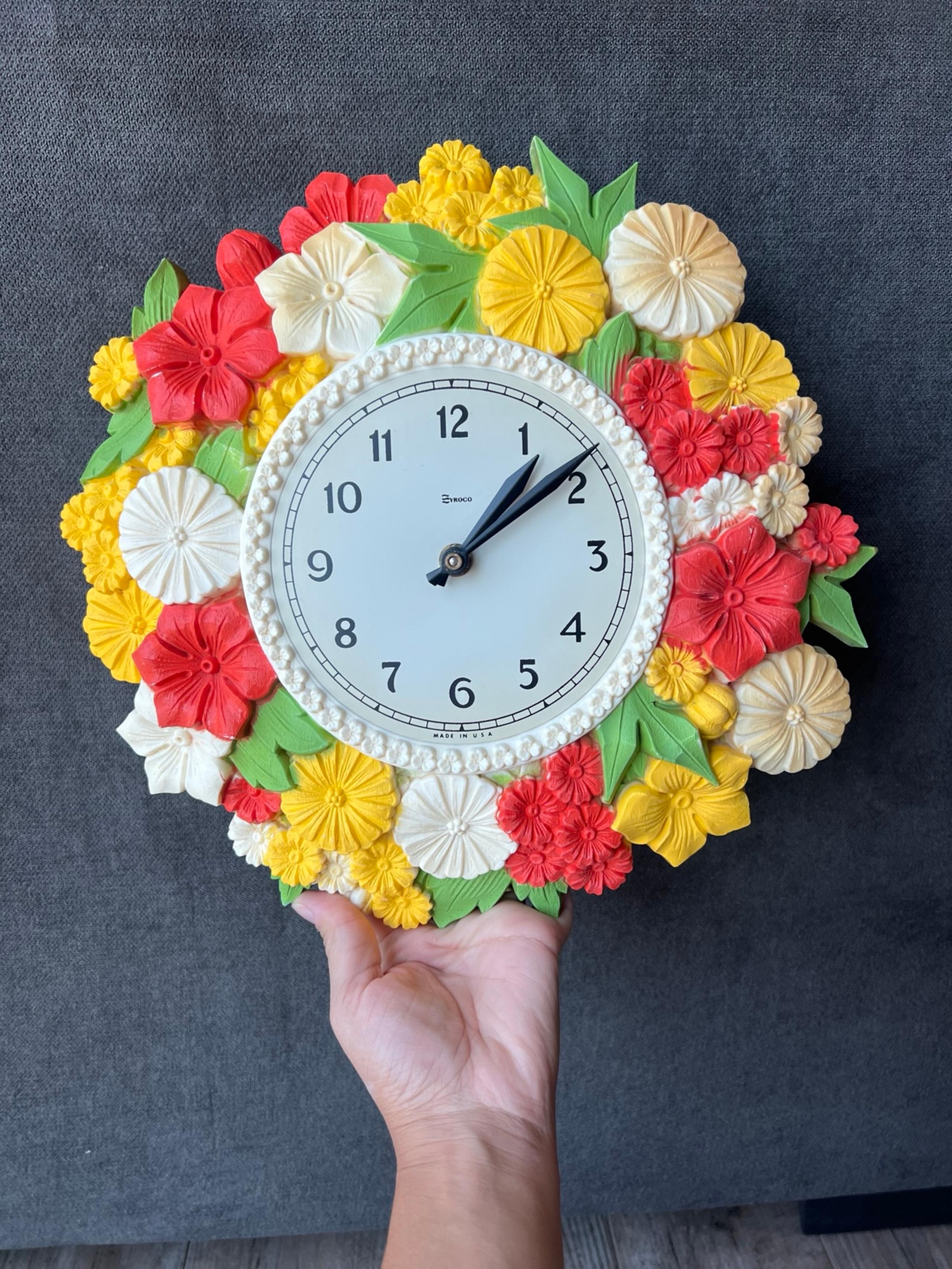 Vintage 70s Syroco Daisy & Zinnia Floral Wall Clock
