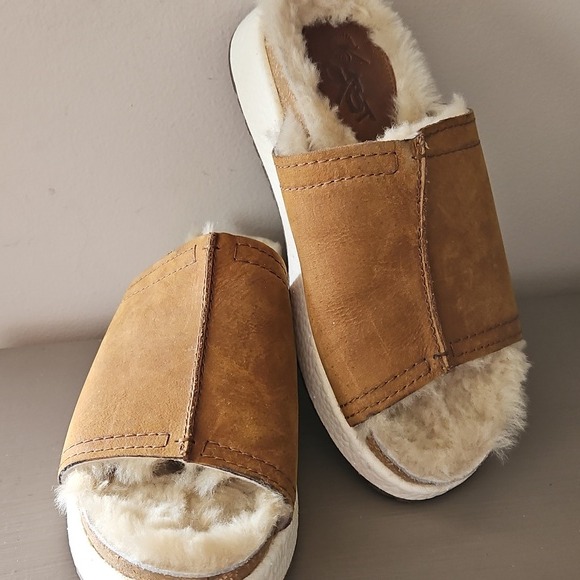OTBT WAYSIDE FUR LINED SUEDE PLATFORM SLIDES sz 7