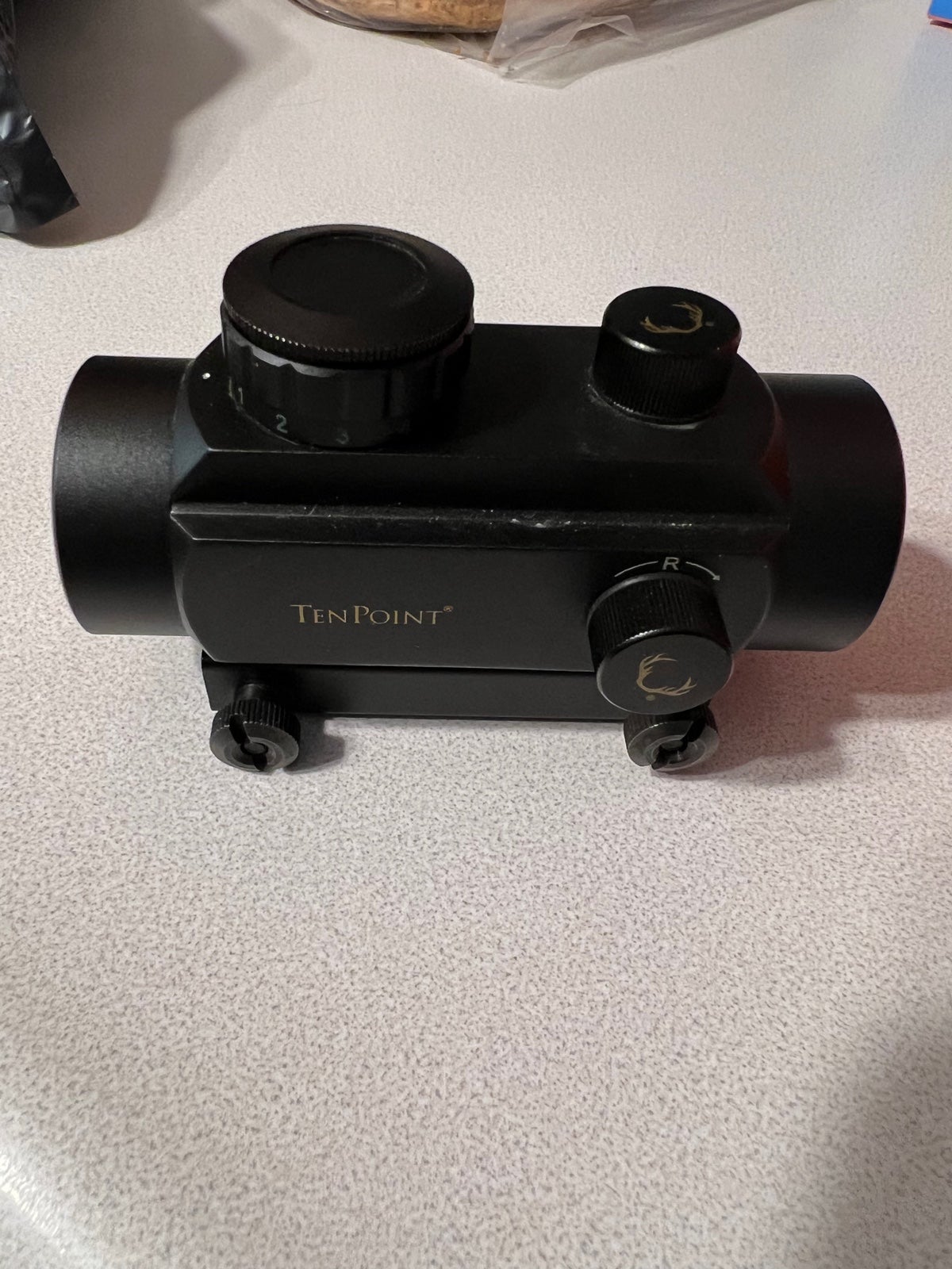 Ten point red dot scope(signed Merril Hoge)