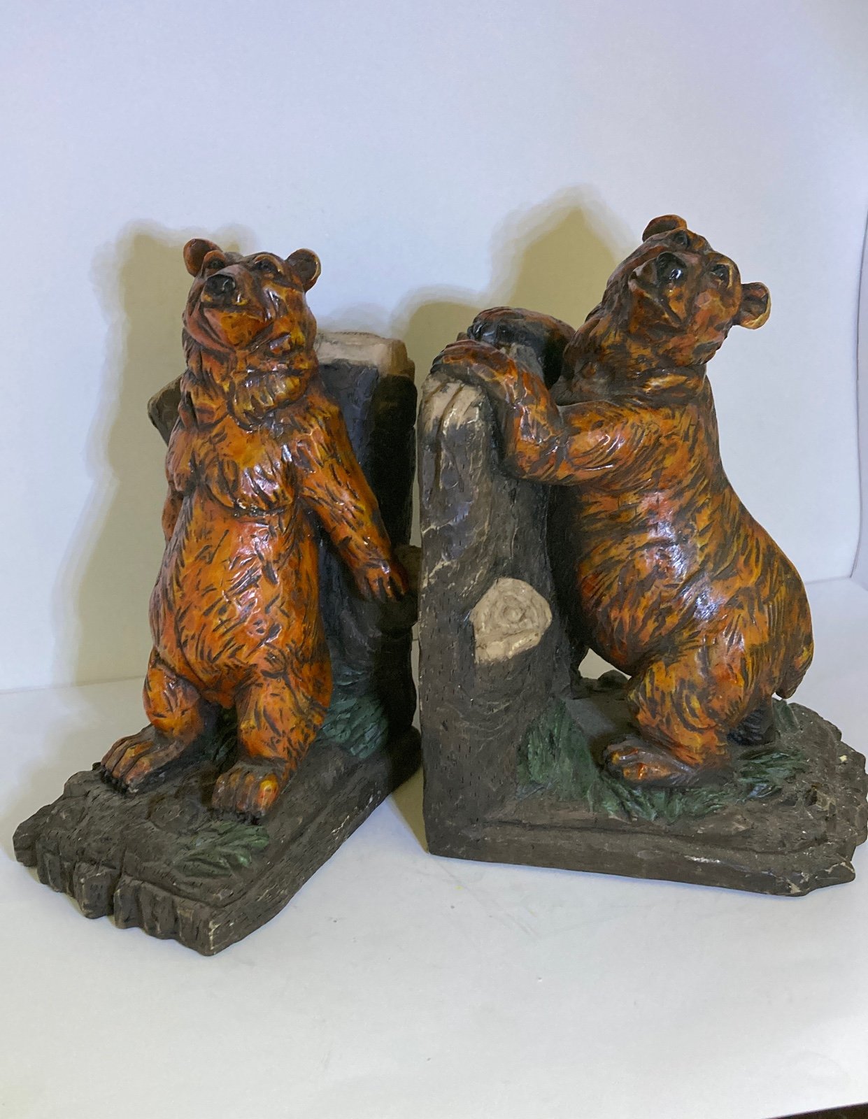Realistic bear bookends