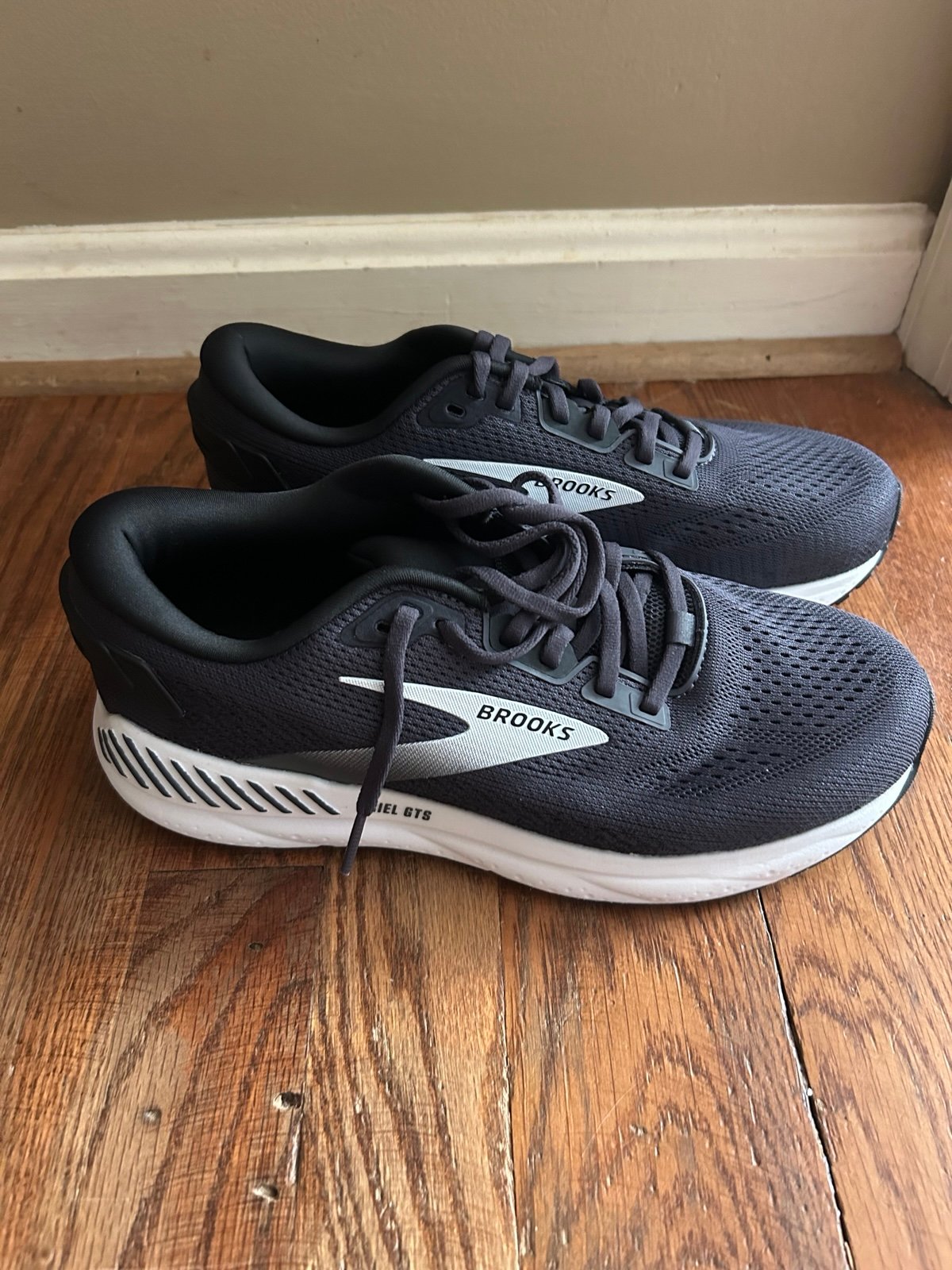 Brooks Ariel sneakers women’s size 9 wide new