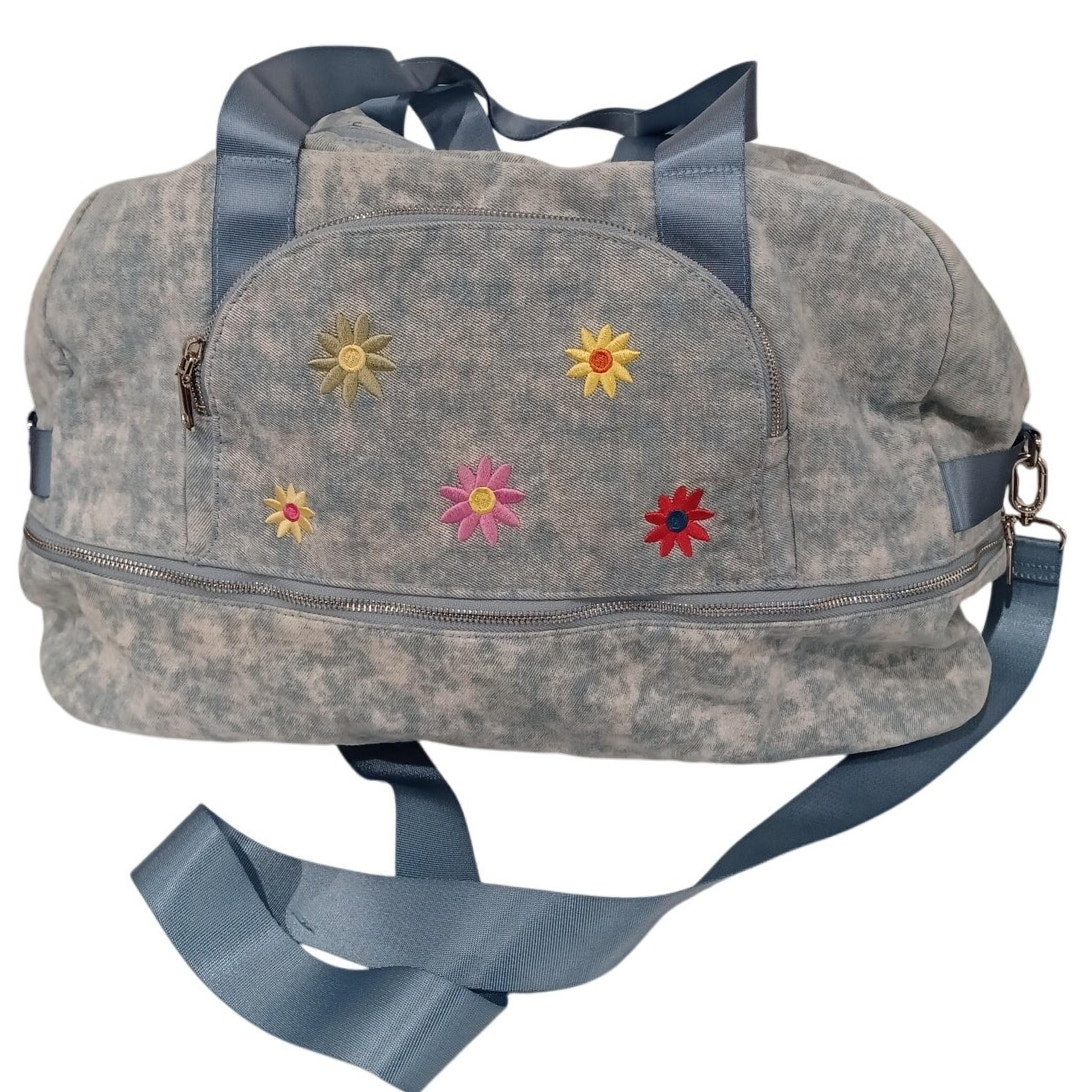 No Boundaries Womens Dome duffle Bag