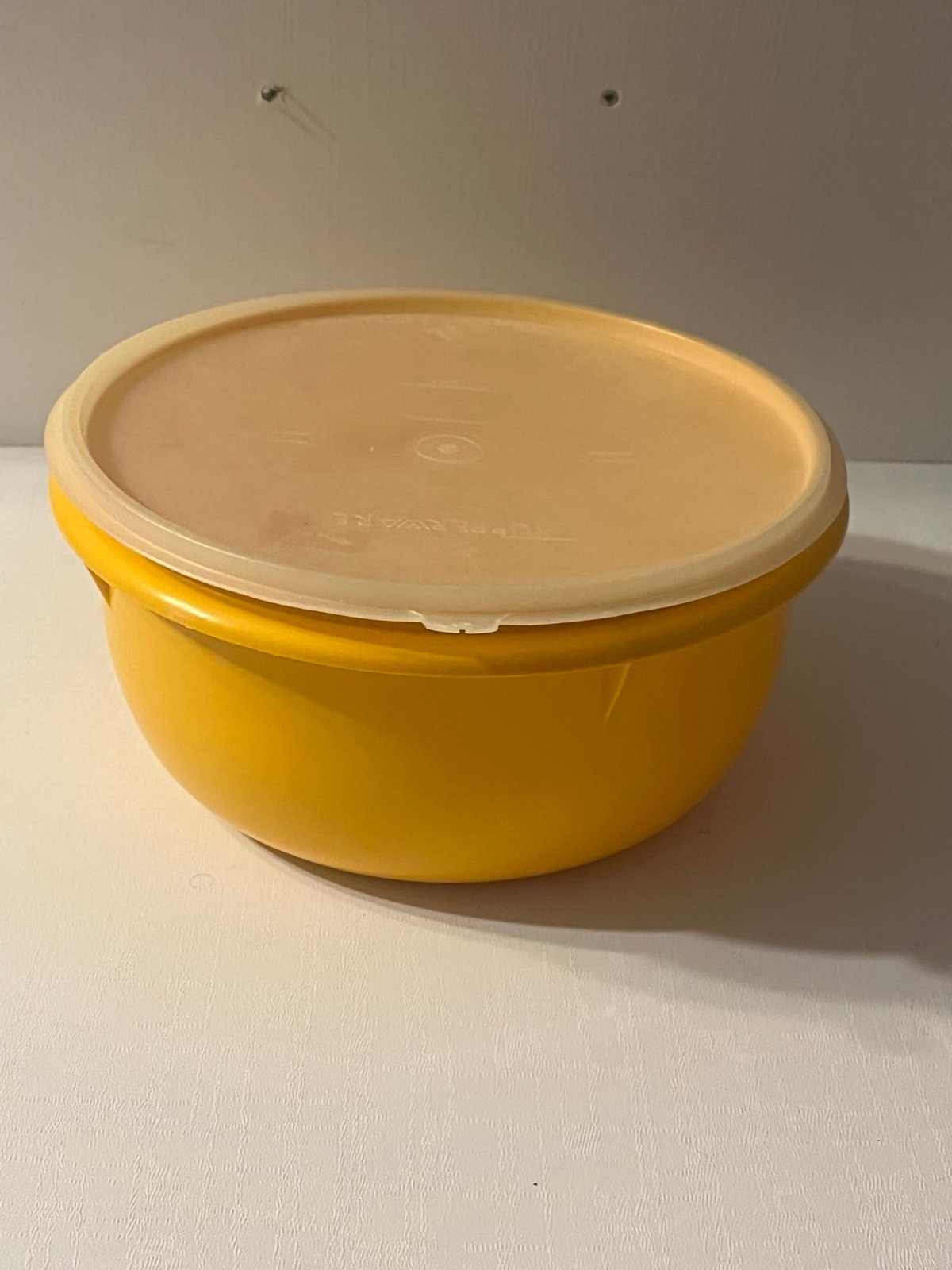TUPPERWARE #272 HARVEST ORANGE/YELLOW FIX-N-MIX BOWL WITH #230 SHEAR LID 3 QUART