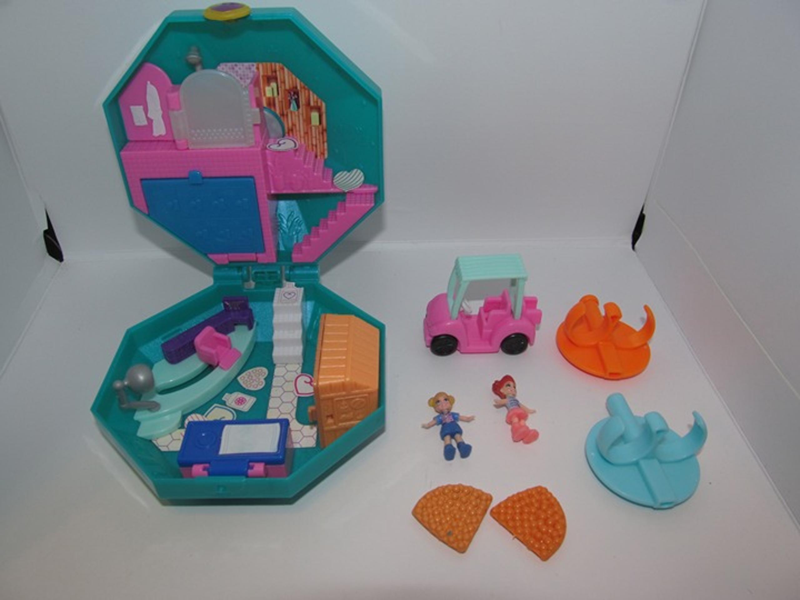 Polly Pocket 2018 Pamprin Perfume Spa Playset + Dolls & Car GDK81 Emerald Green