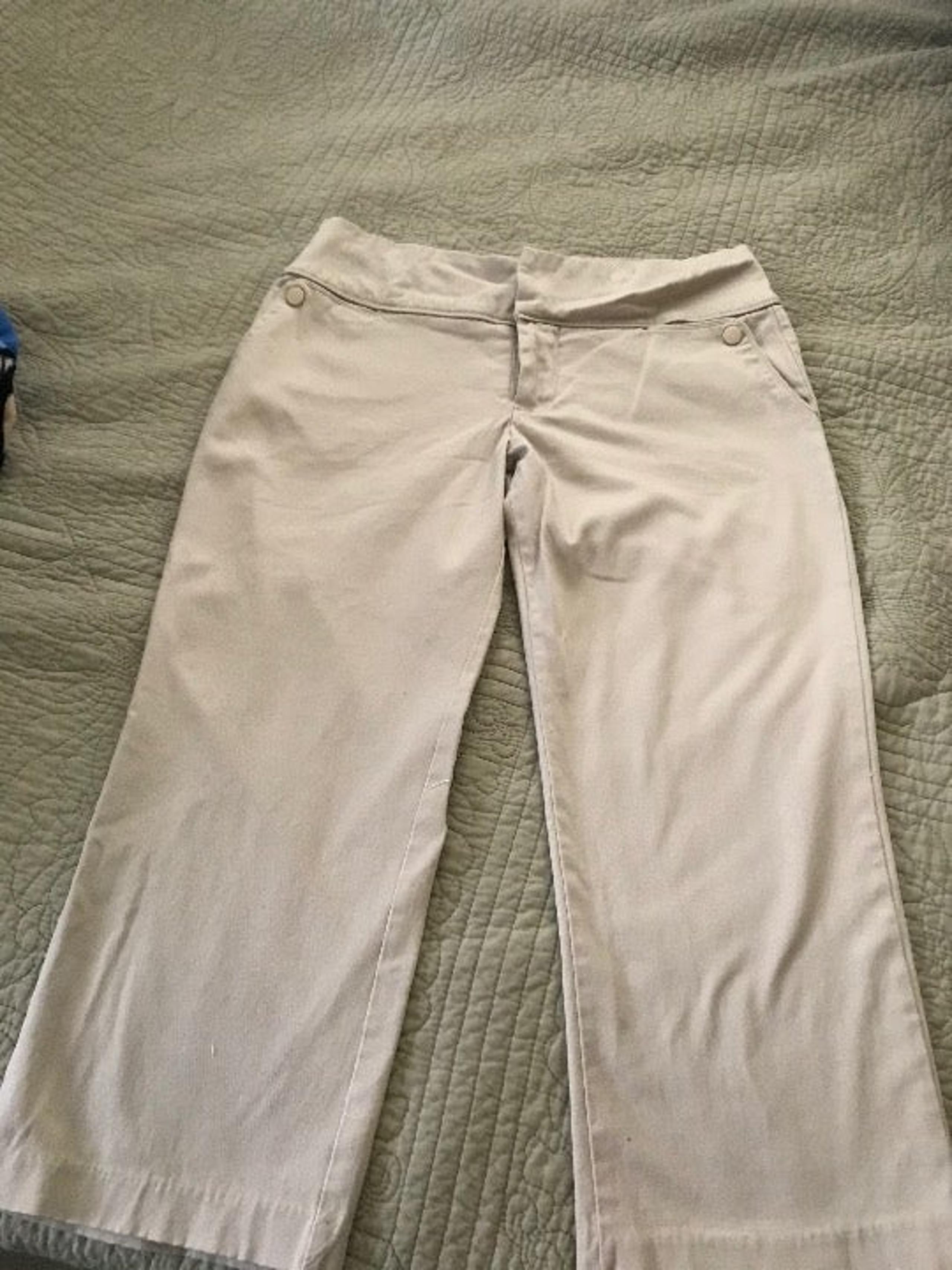 Xhilaration women's beige capris size 9