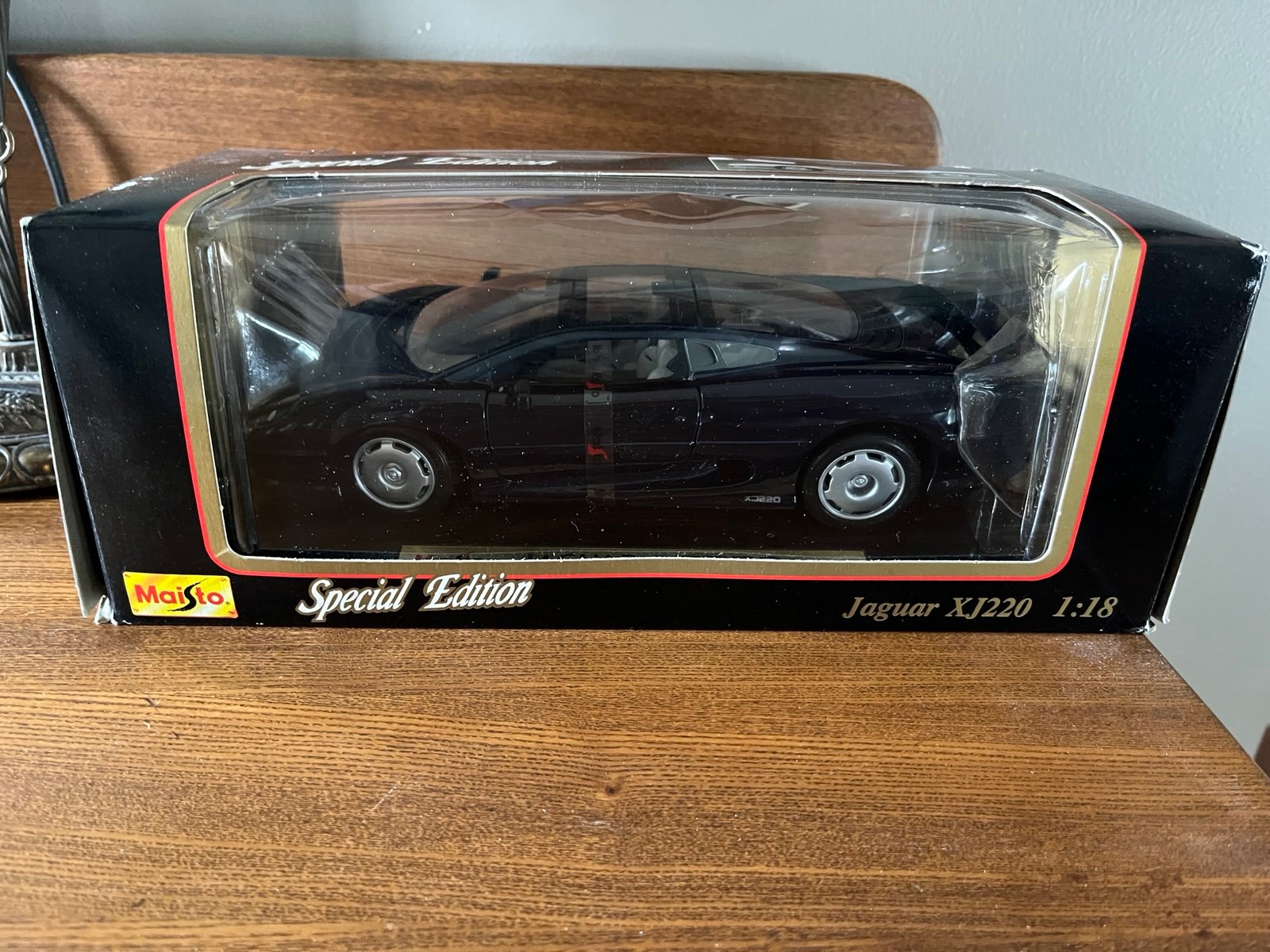 Maisto Jaguar X1220 1:18 Blue Special Edition 1993
