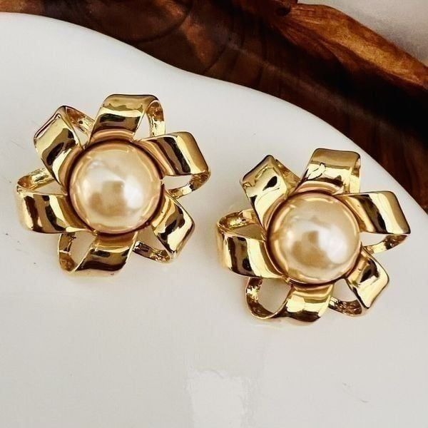 Vintage Galleria Faux Pearl Earrings 3d Abstract Wave Clip On Gold Tone 4610