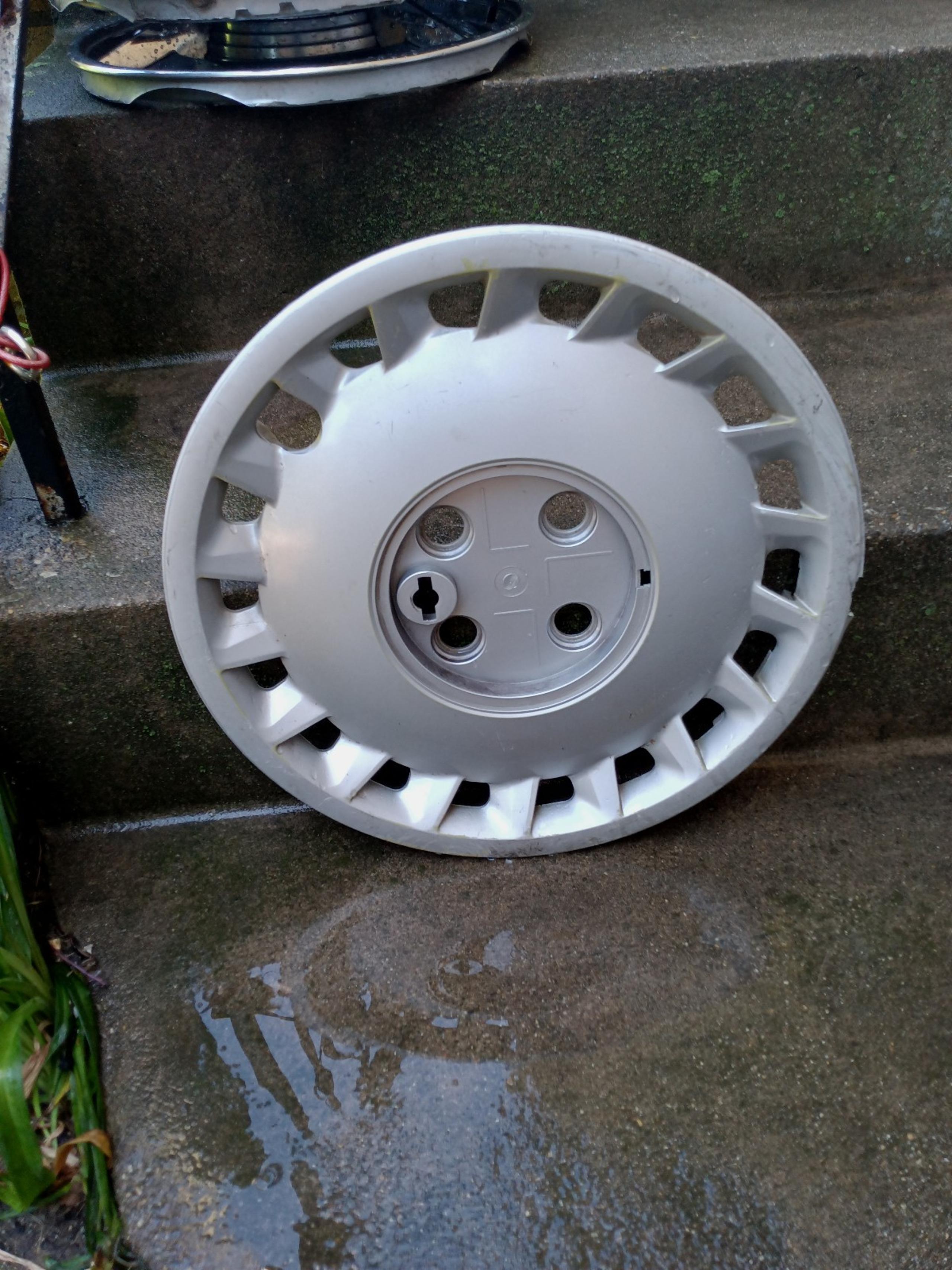 14" Ford hubcap