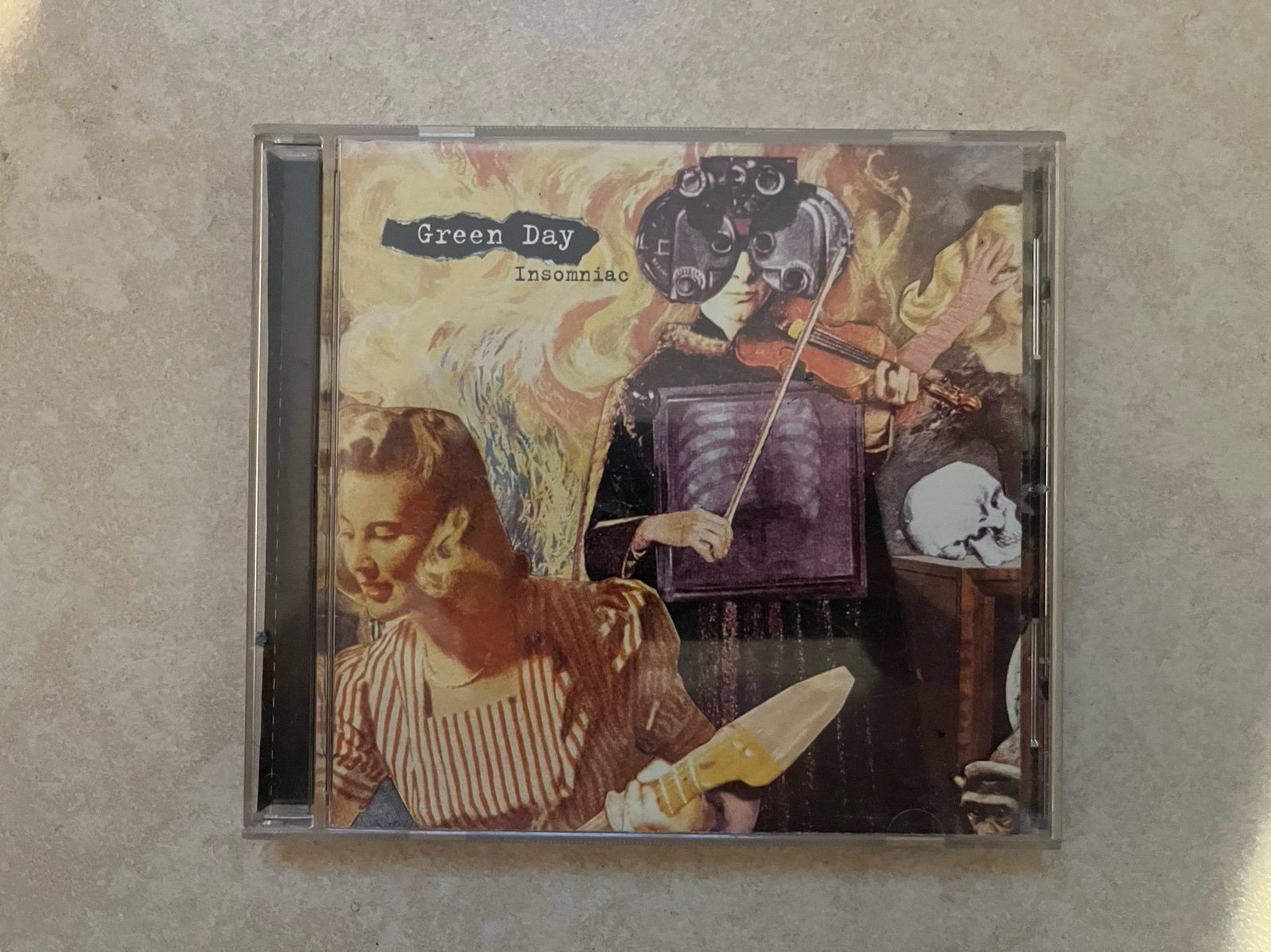 GREEN DAY ORIGINAL “INSOMNIAC” YELLOW 1995 CD (LIKE NEW, NO SCRATCHES).