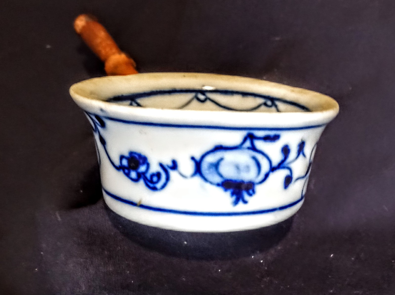 Antique Meissen Blue Onion Porcelain Tea Straner