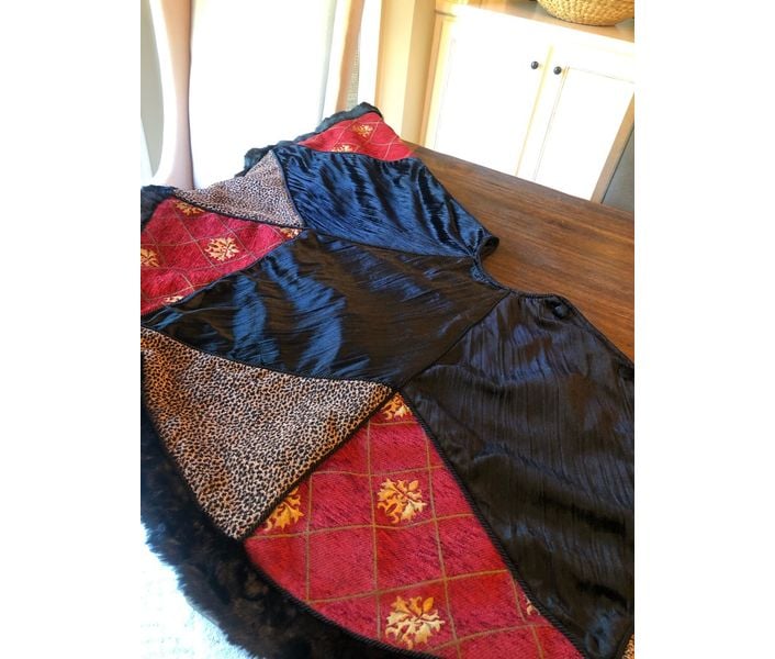 Villa Bacci luxurious Christmas tree skirt shops
