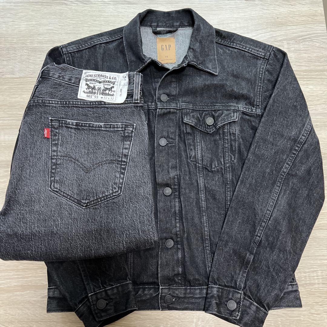 Levi's and GAP denim set-up, dark gray and black.
