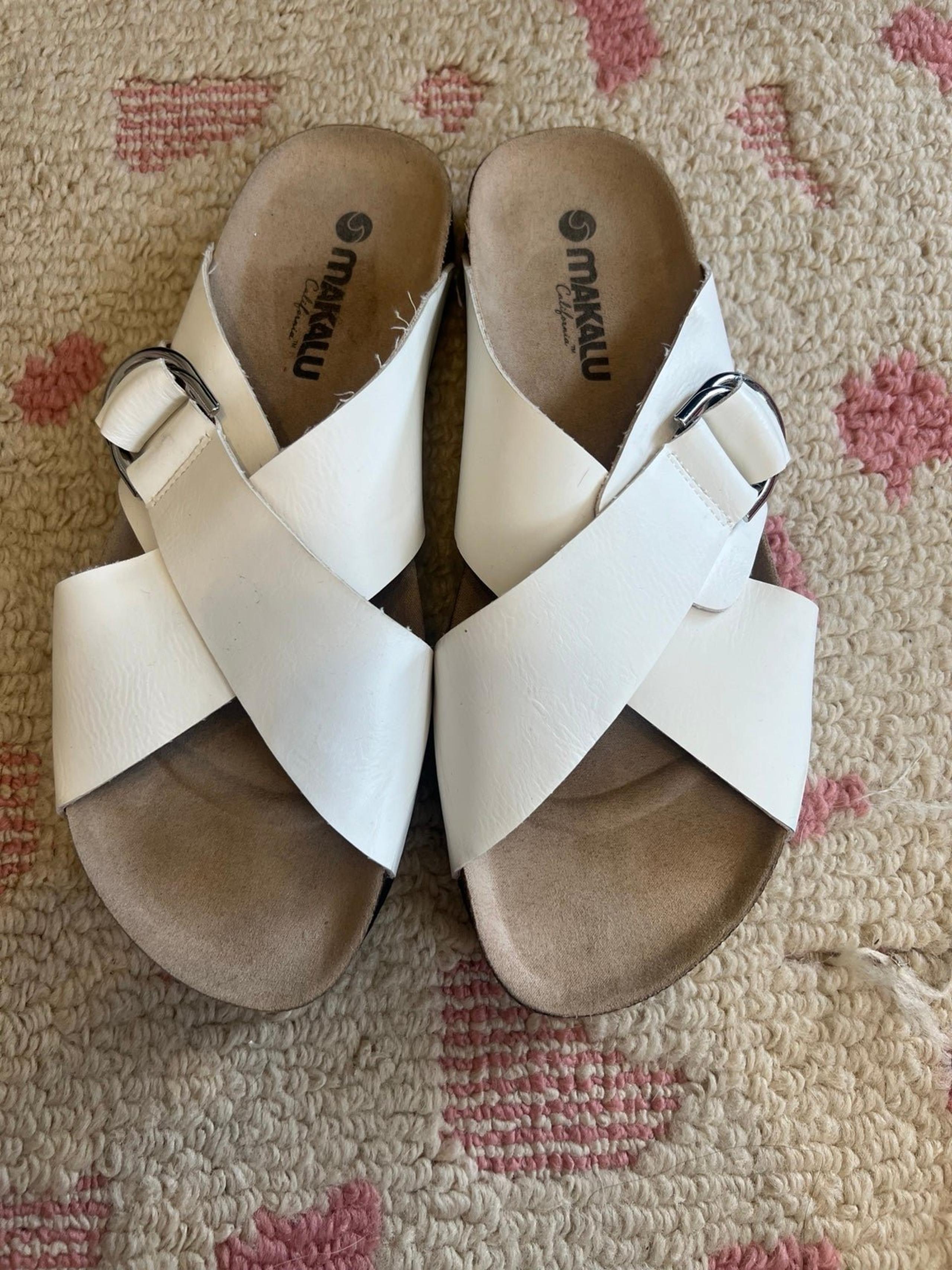 Makalu California Bali Women’s Size 8.5  White Slip On Strap Sandals