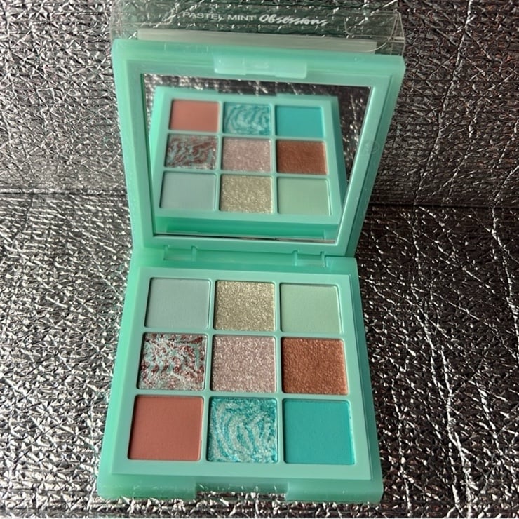 Huda Beauty Pastel Mint Palette