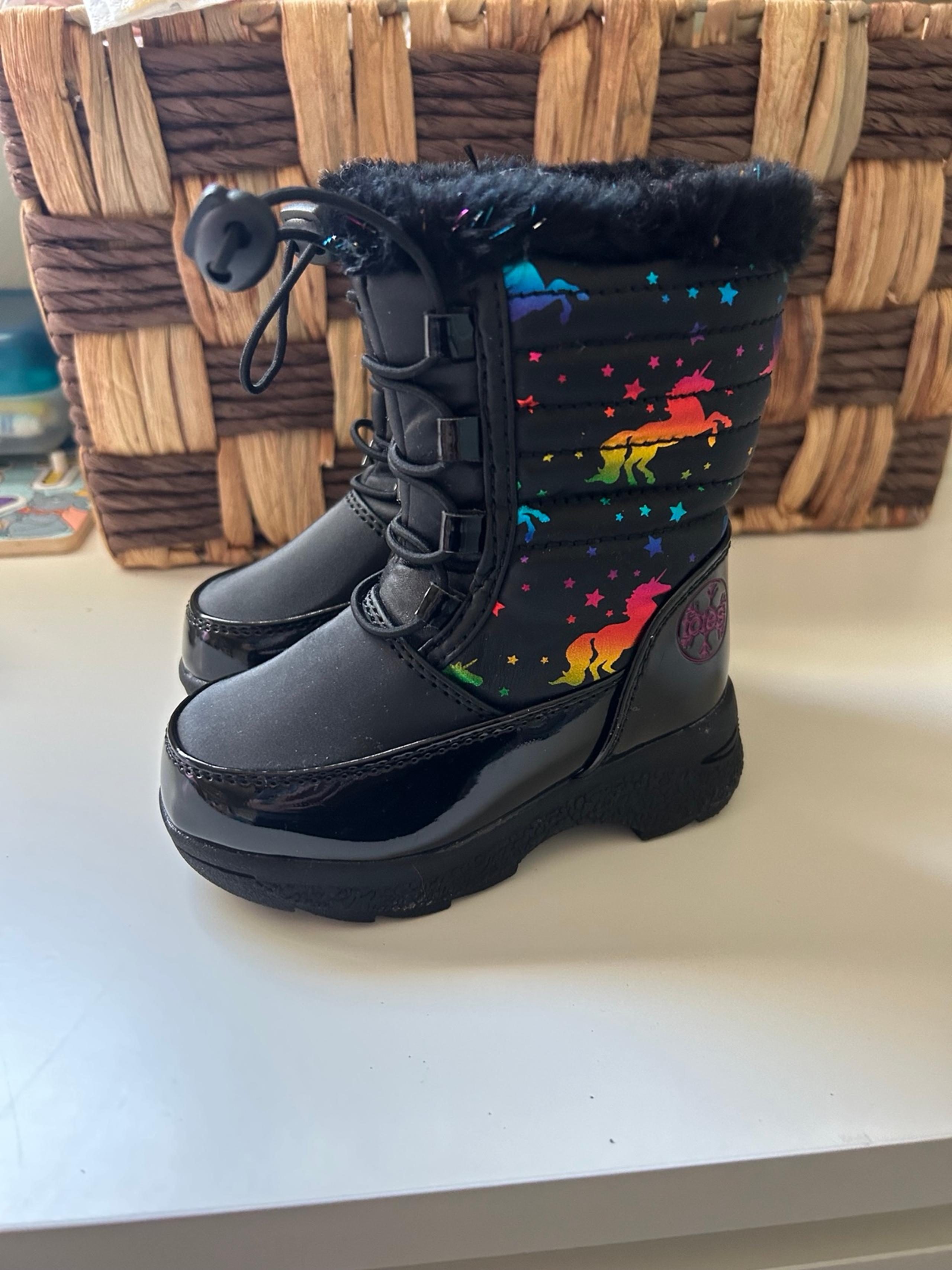 Tote snow boots