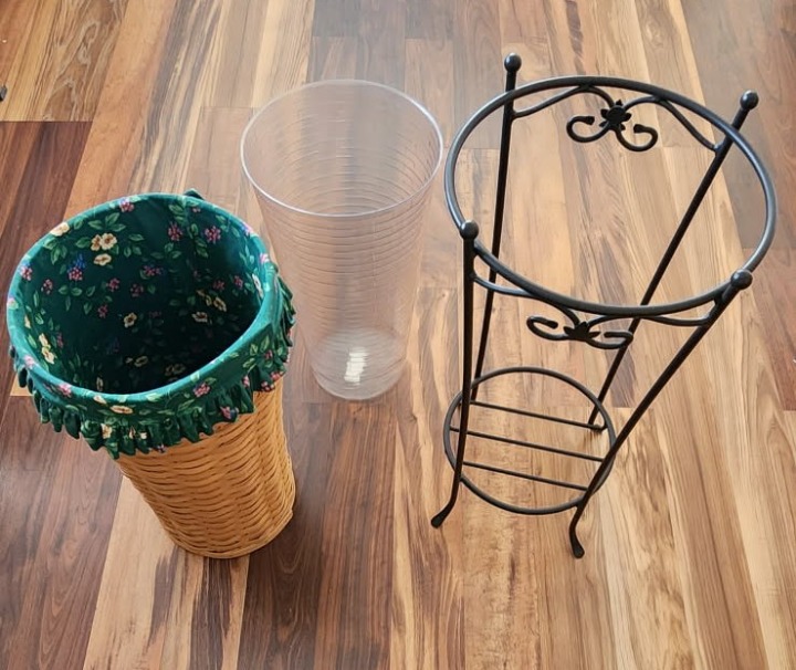 1994 Longaberger Umbrella Basket w/iron stand