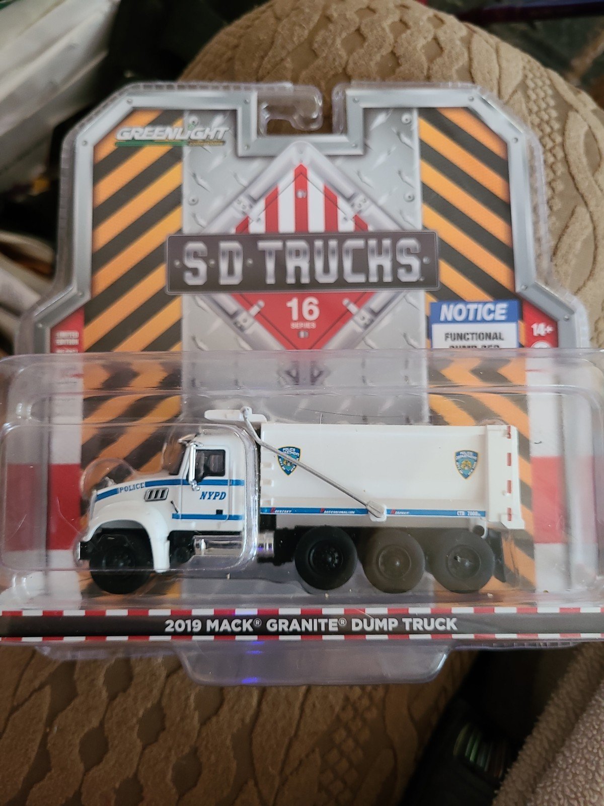 2019 Mack Granite NYPD Dump Truck 1/64 2019 Mack Granite NYPD Dump Truck 1/64
