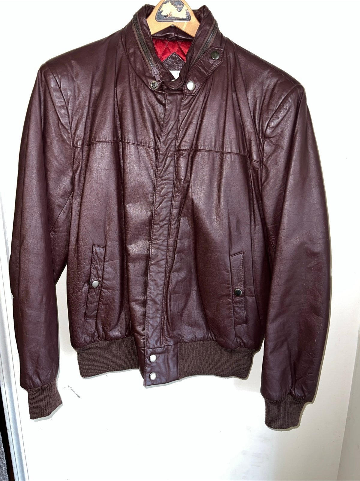 Men’s vintage leather jacket/coat. Size 40  100 % leather