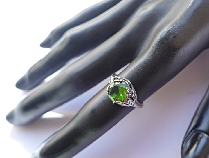 PERIDOT GEMSTONE STERLING RING SIZE 5.5