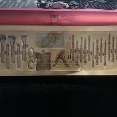 Glitz and glam make up brushes