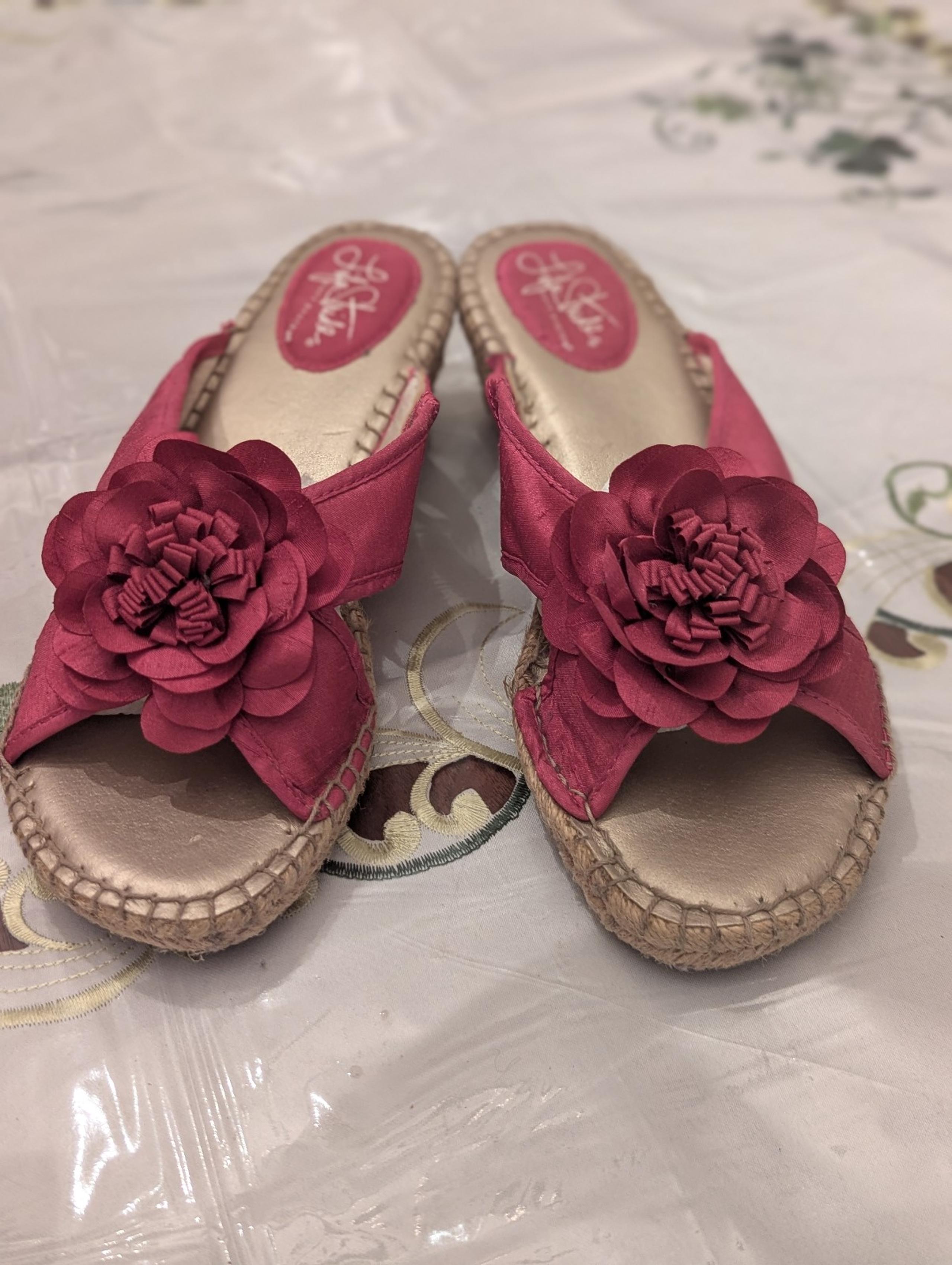 Gorgeous lifestride soft cushion satin-like sandals with wedge heels 7 and 1/2/8
