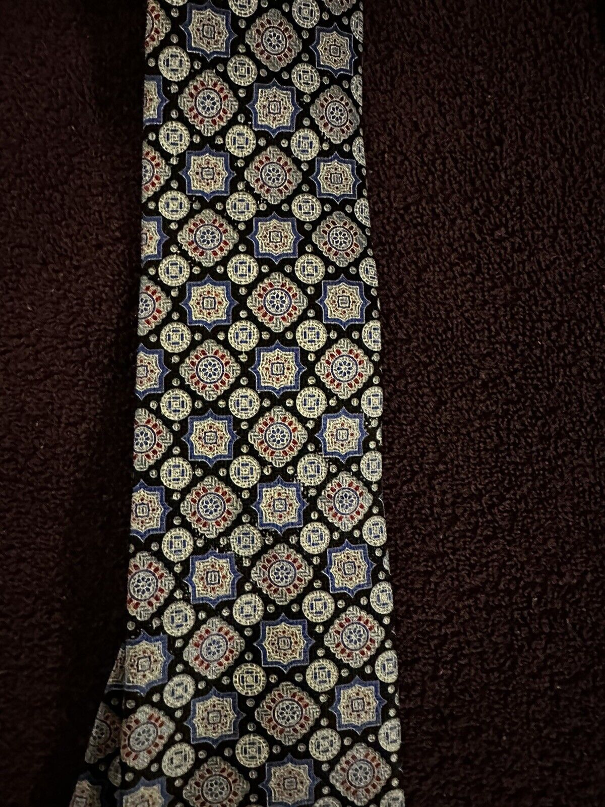 EXCELLENT CONDITION JOS A. BANK RESERVE BLUE BLACK GEOMETRIC DESIGNER LUXURY TIE