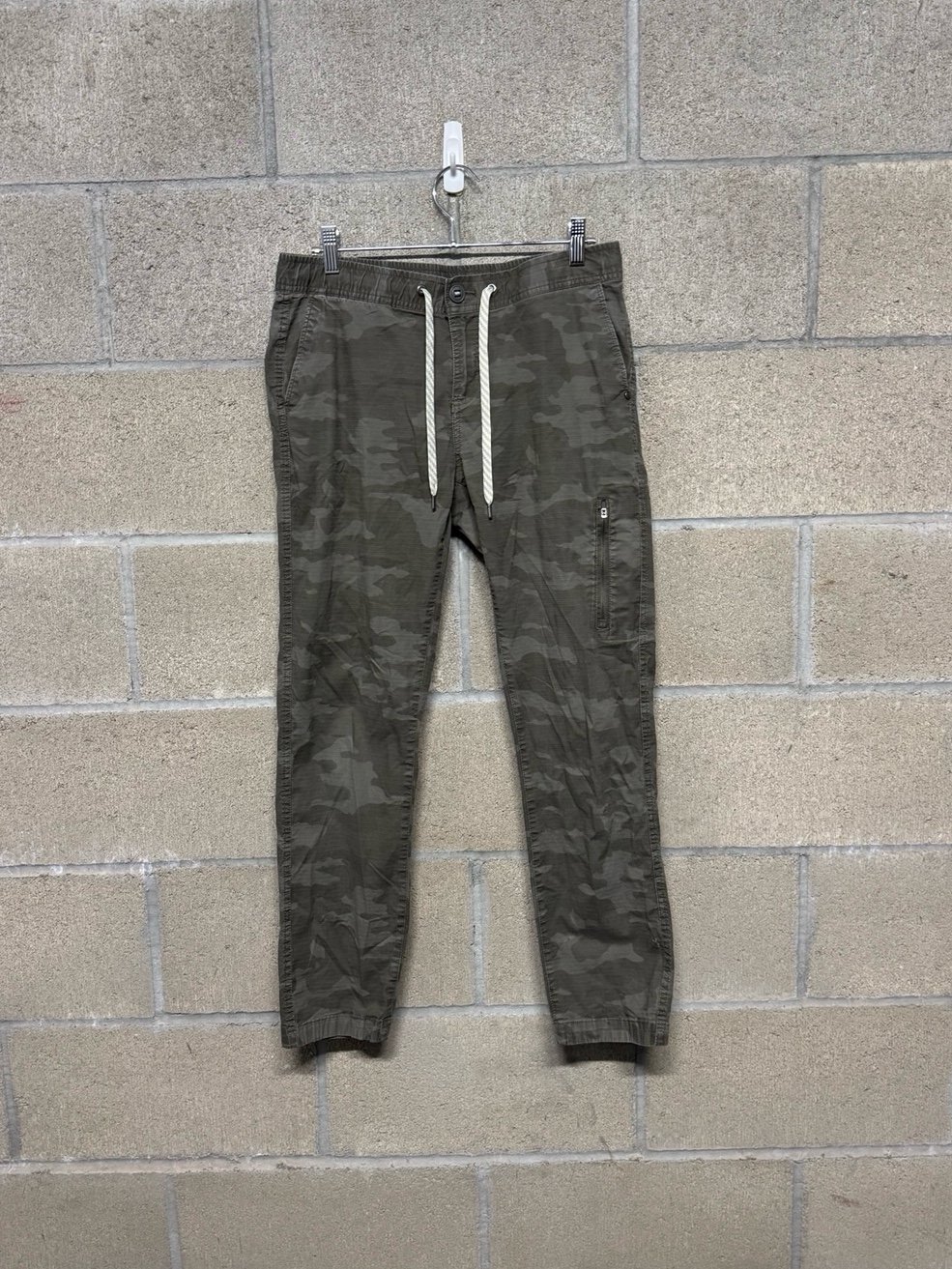 Vuori pants women’s medium camo ripstop oregano