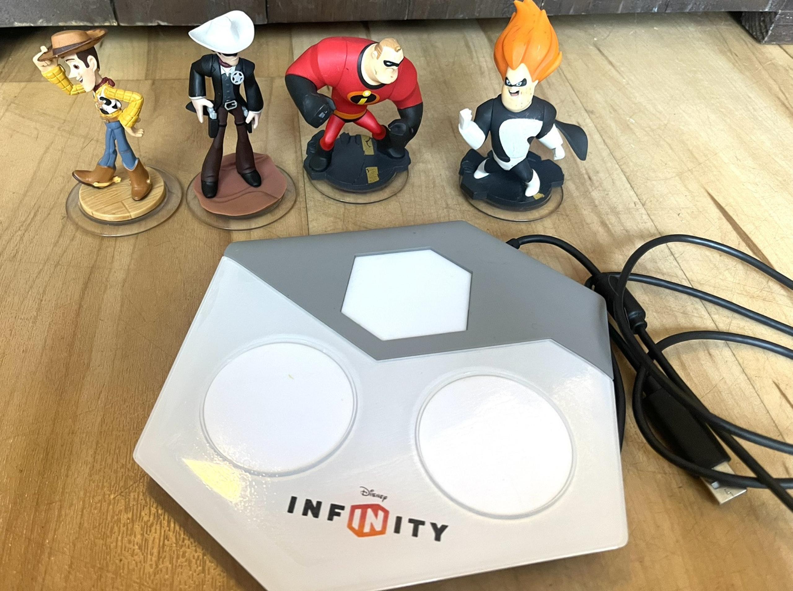 Disney Infinity Gamepad Lot of 4 figures, Incredibles, Toy Story