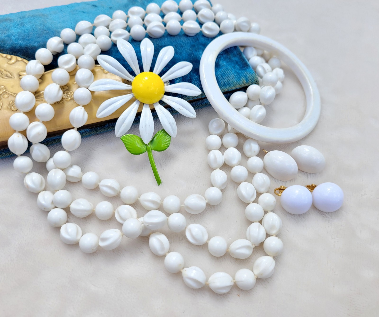 Vintage White Daisy Jewelry Set - Beaded Necklace, 2 Earrings, Bracelet, Brooch