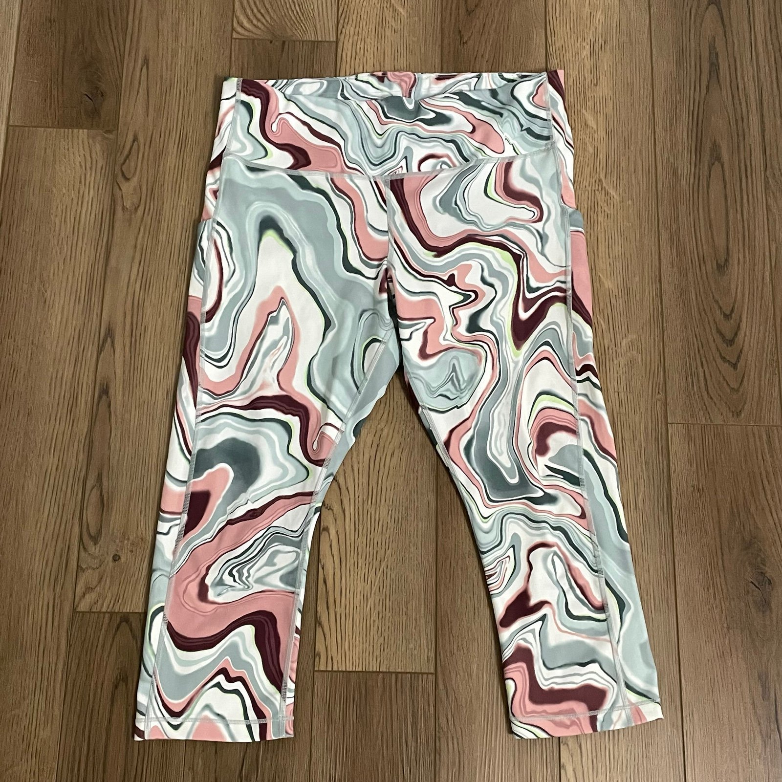 Athleta Ultimate Stash Pocket Printed Capri Leggings “19
